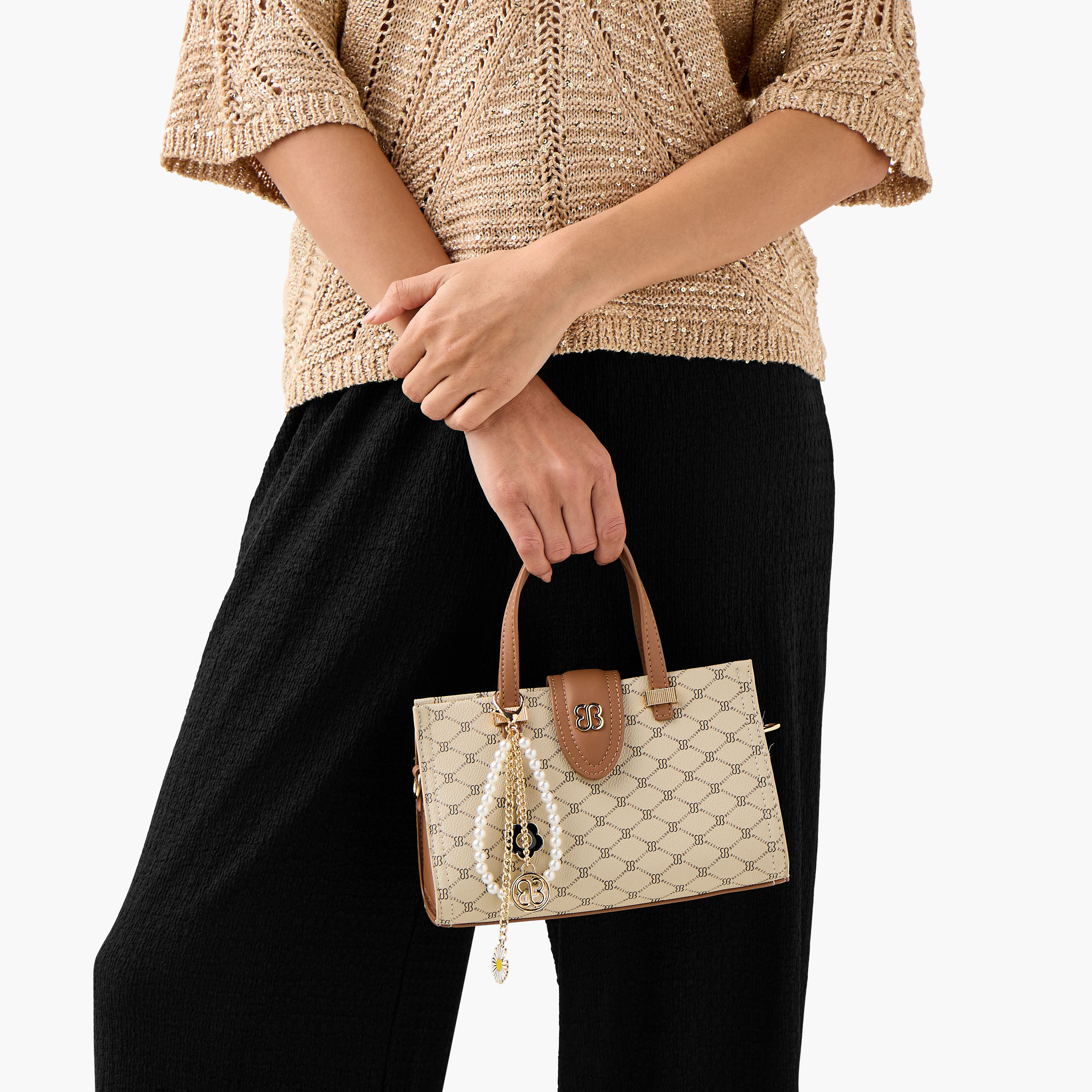 شنطة توتي بدلاية وطبعات مونوجرام من بيسي لندن-women-bagsandwallets-handbags-image-2
