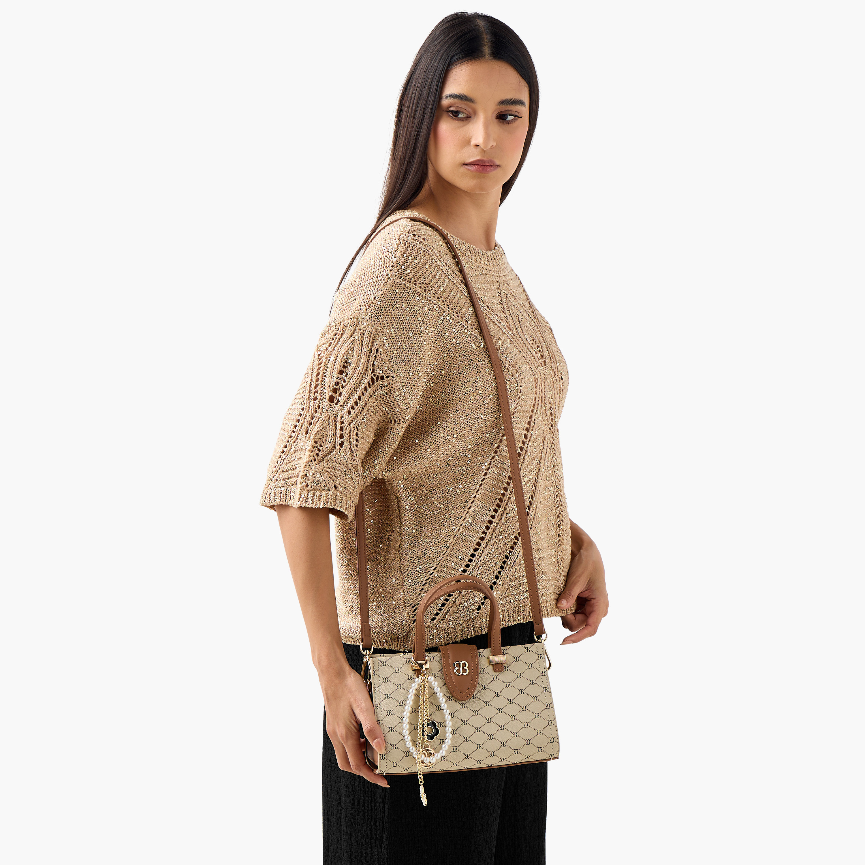 شنطة توتي بدلاية وطبعات مونوجرام من بيسي لندن-women-bagsandwallets-handbags-image-8