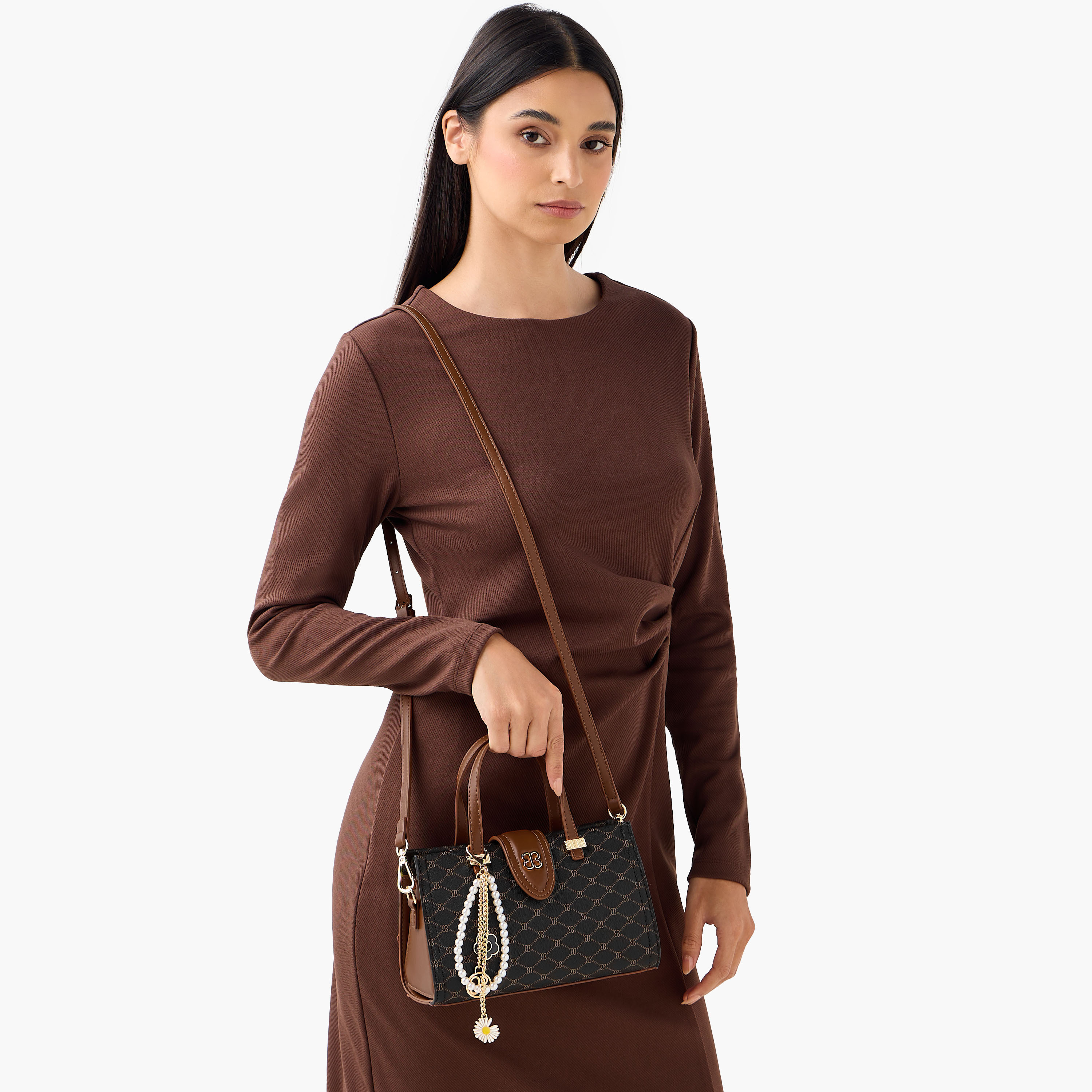شنطة توتي بدلاية وطبعات مونوجرام من بيسي لندن-women-bagsandwallets-handbags-image-2