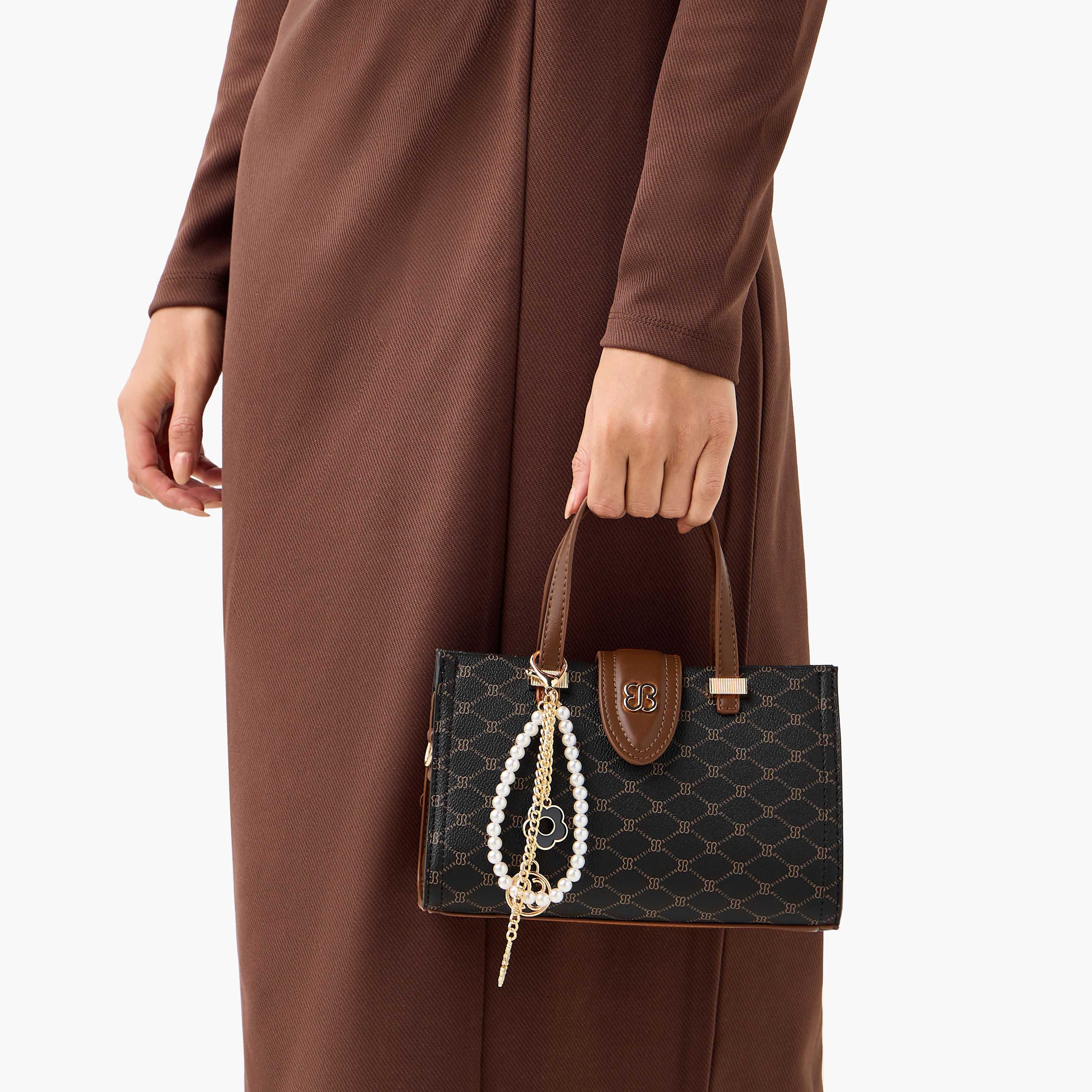 شنطة توتي بدلاية وطبعات مونوجرام من بيسي لندن-women-bagsandwallets-handbags-image-9