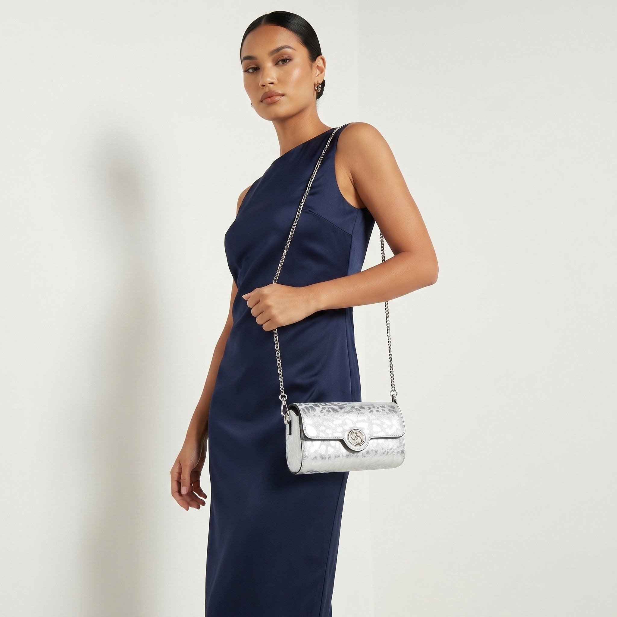 شنطة كروس بودي بطبعات ميتالك وحزام سلسلة من سيليست-women-bagsandwallets-handbags-image-3