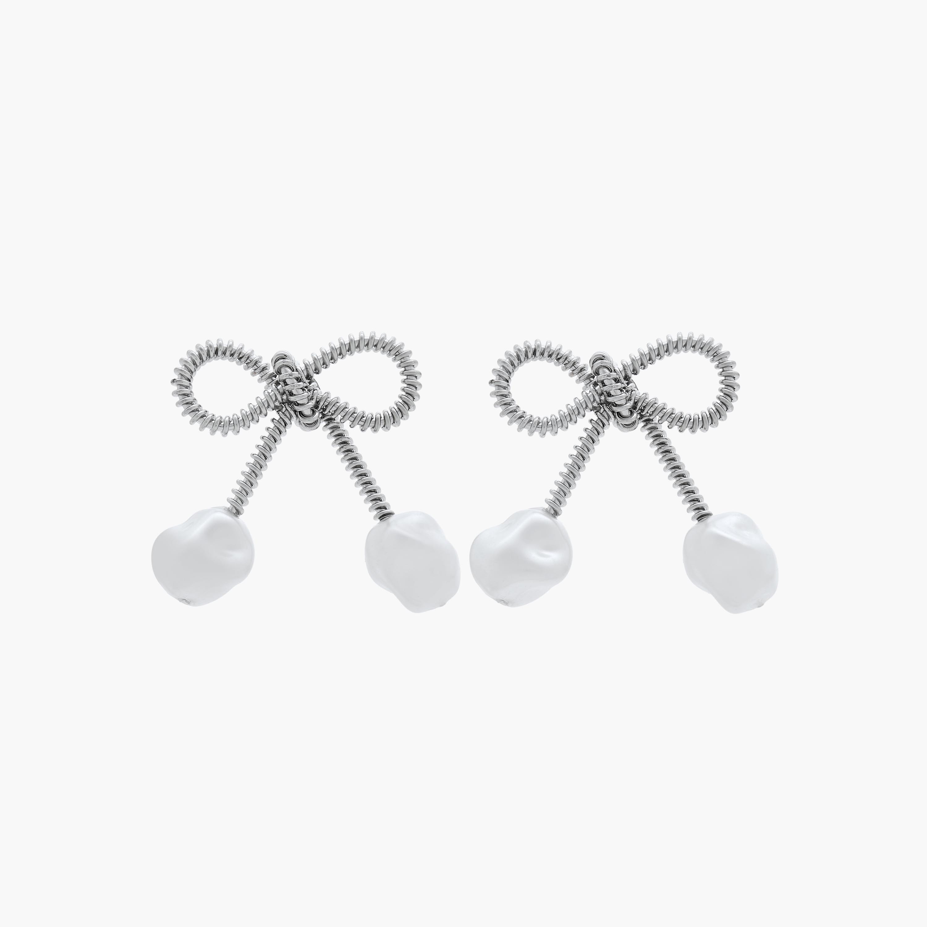 حلق فيونكة ميتاليك بمكبس إغلاق خلفي-women-watchesandjewellery-jewellery-earrings-image-1