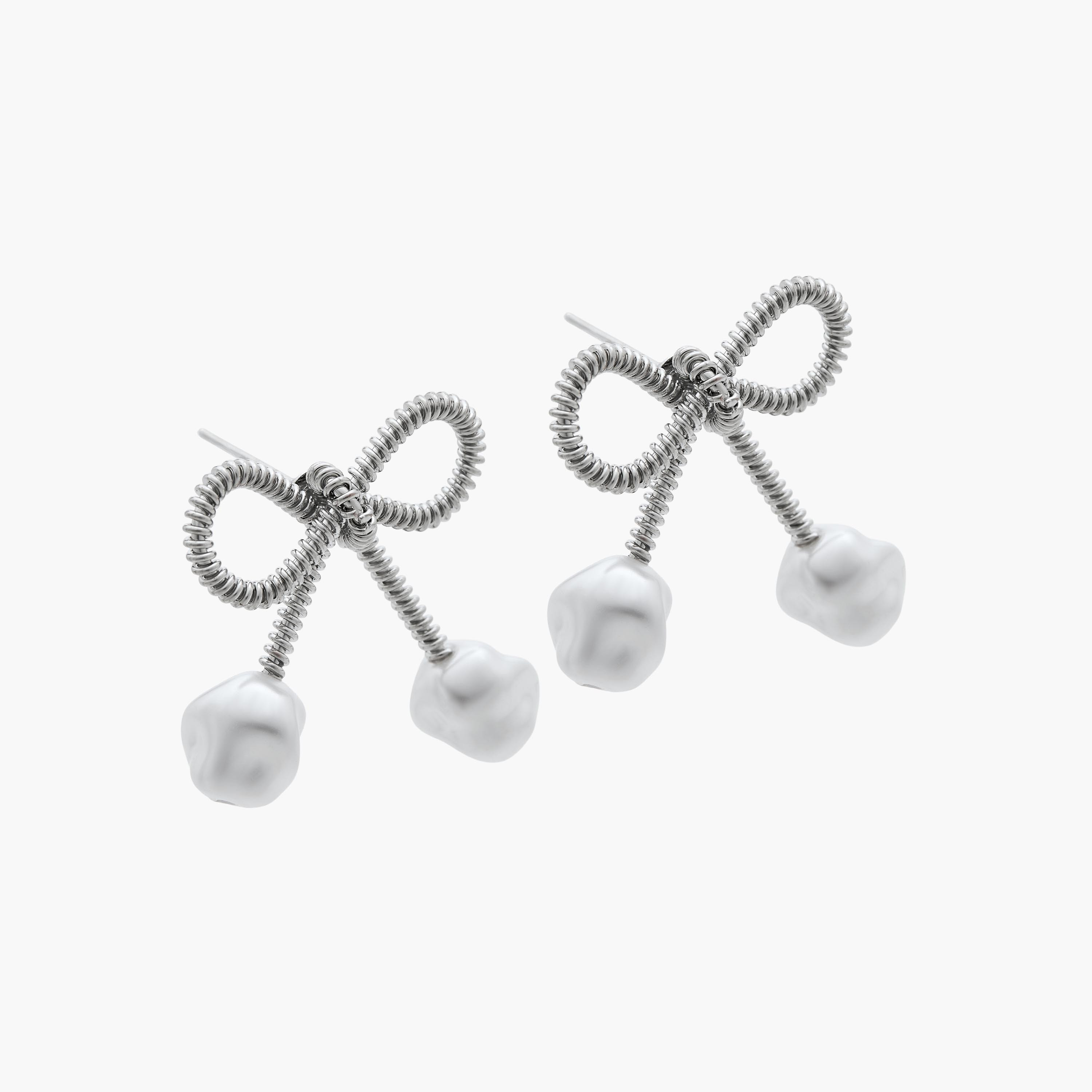 حلق فيونكة ميتاليك بمكبس إغلاق خلفي-women-watchesandjewellery-jewellery-earrings-image-2