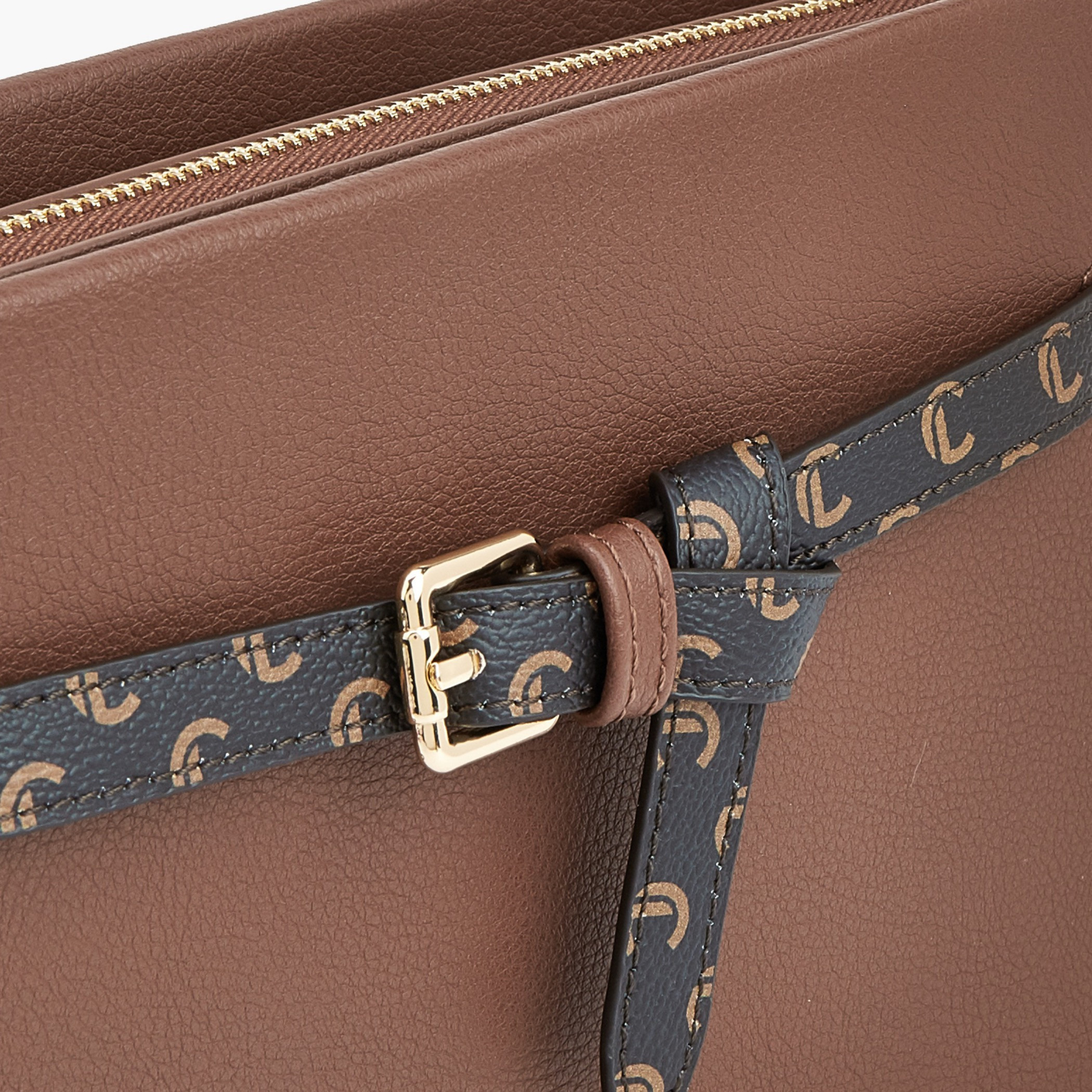 شنطة كروس بودي بارزة الملمس مع حزام قابل للتعديل من لو كونفورت-women-bagsandwallets-handbags-image-5