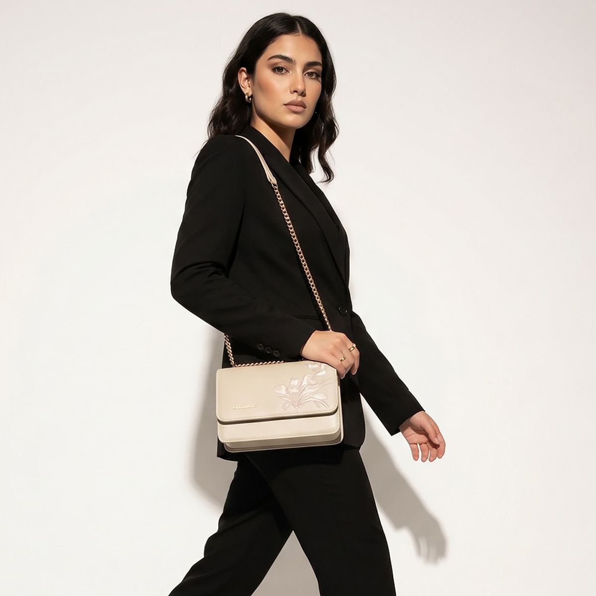 شنطة كروس بودي بتطريزات زهور وإغلاق بزر من لو كونفورت-women-bagsandwallets-handbags-image-2
