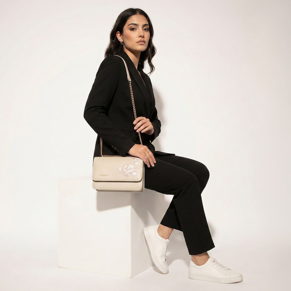 شنطة كروس بودي بتطريزات زهور وإغلاق بزر من لو كونفورت-women-bagsandwallets-handbags-image-9