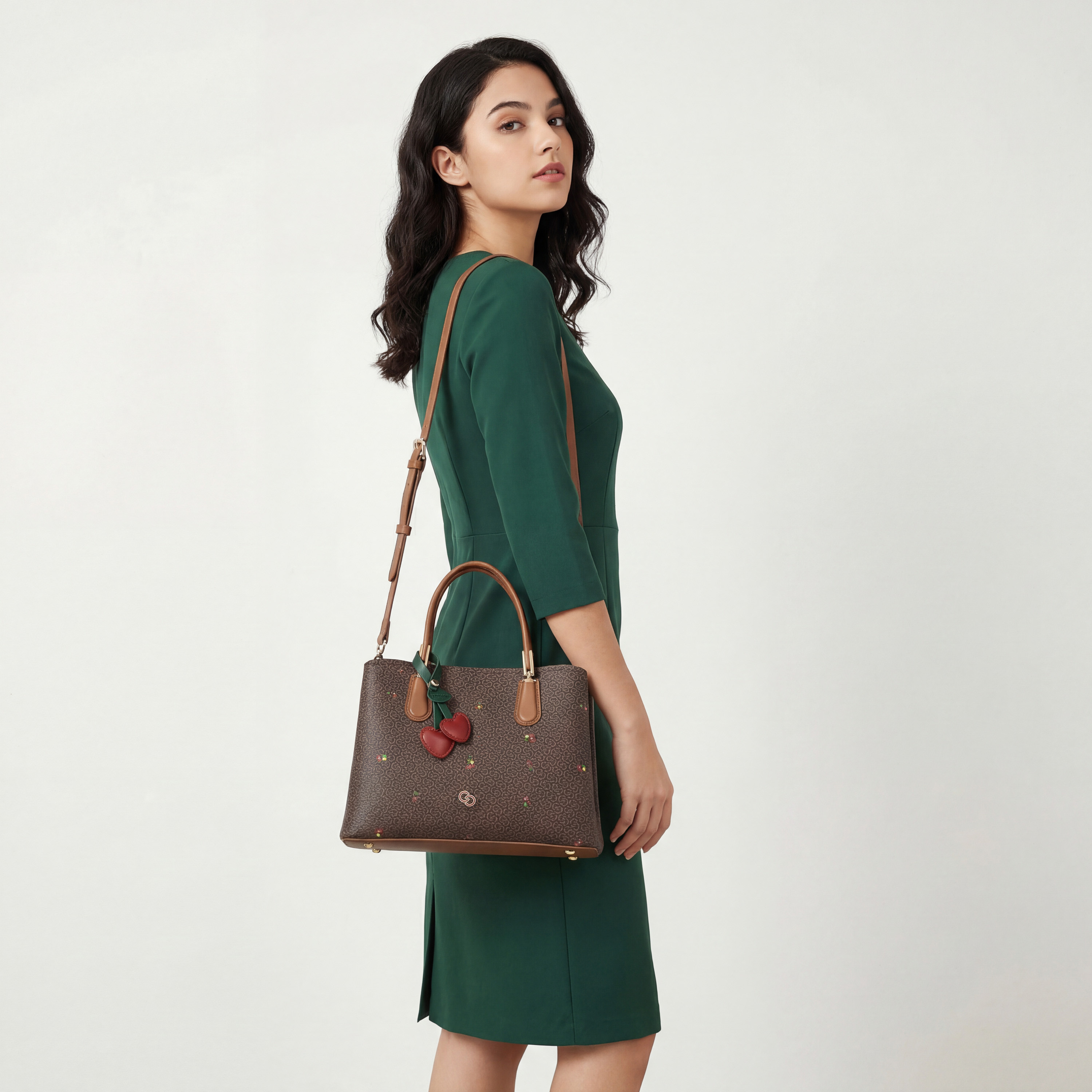 شنطة توتي بمقابض مزدوجة وطبعات كرز مونوجرام من سيليست-women-bagsandwallets-handbags-image-2