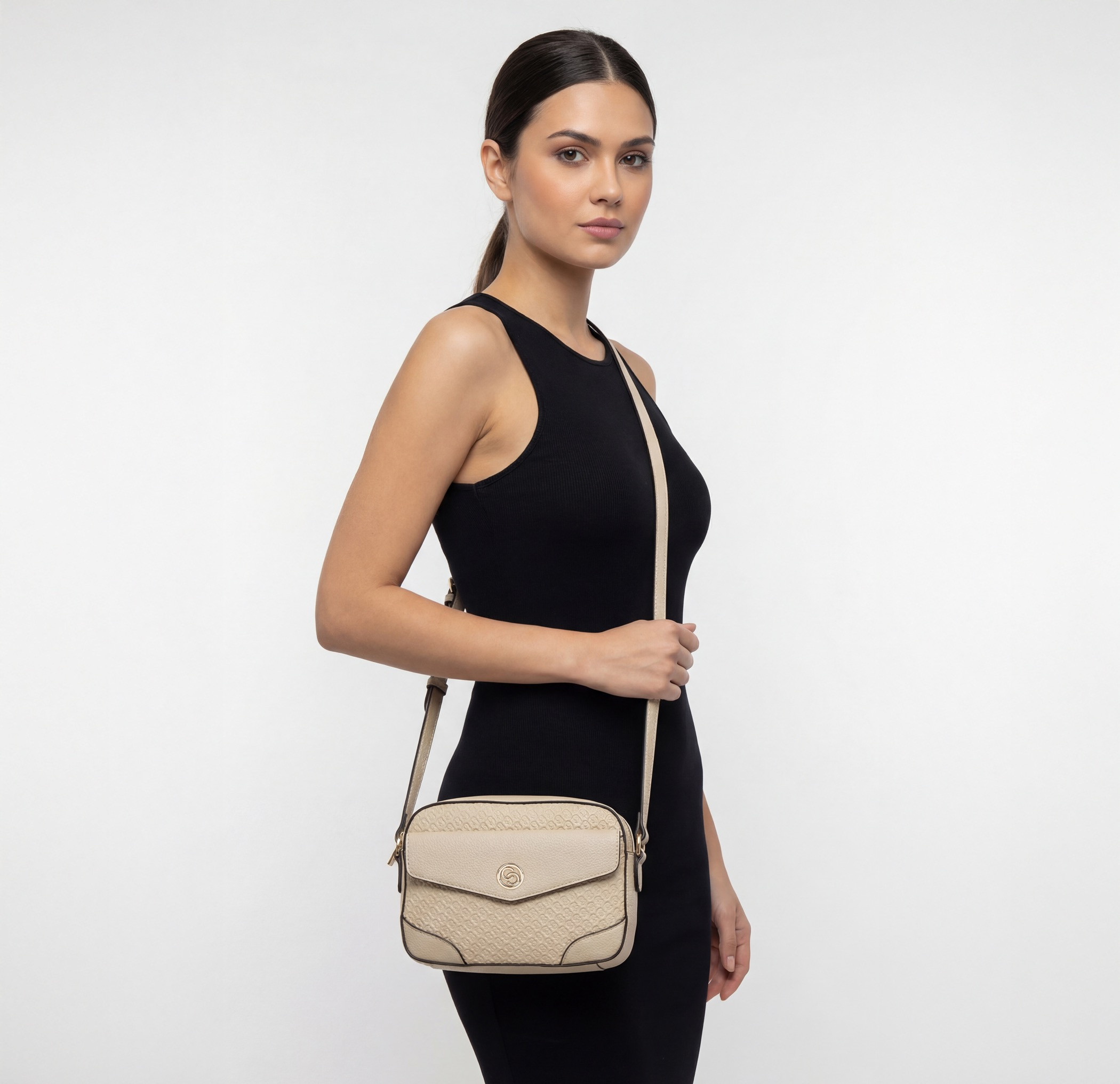 شنطة كروس بودي بنقوش مونوجرام وسحاب إغلاق من سيليست-women-bagsandwallets-handbags-image-2