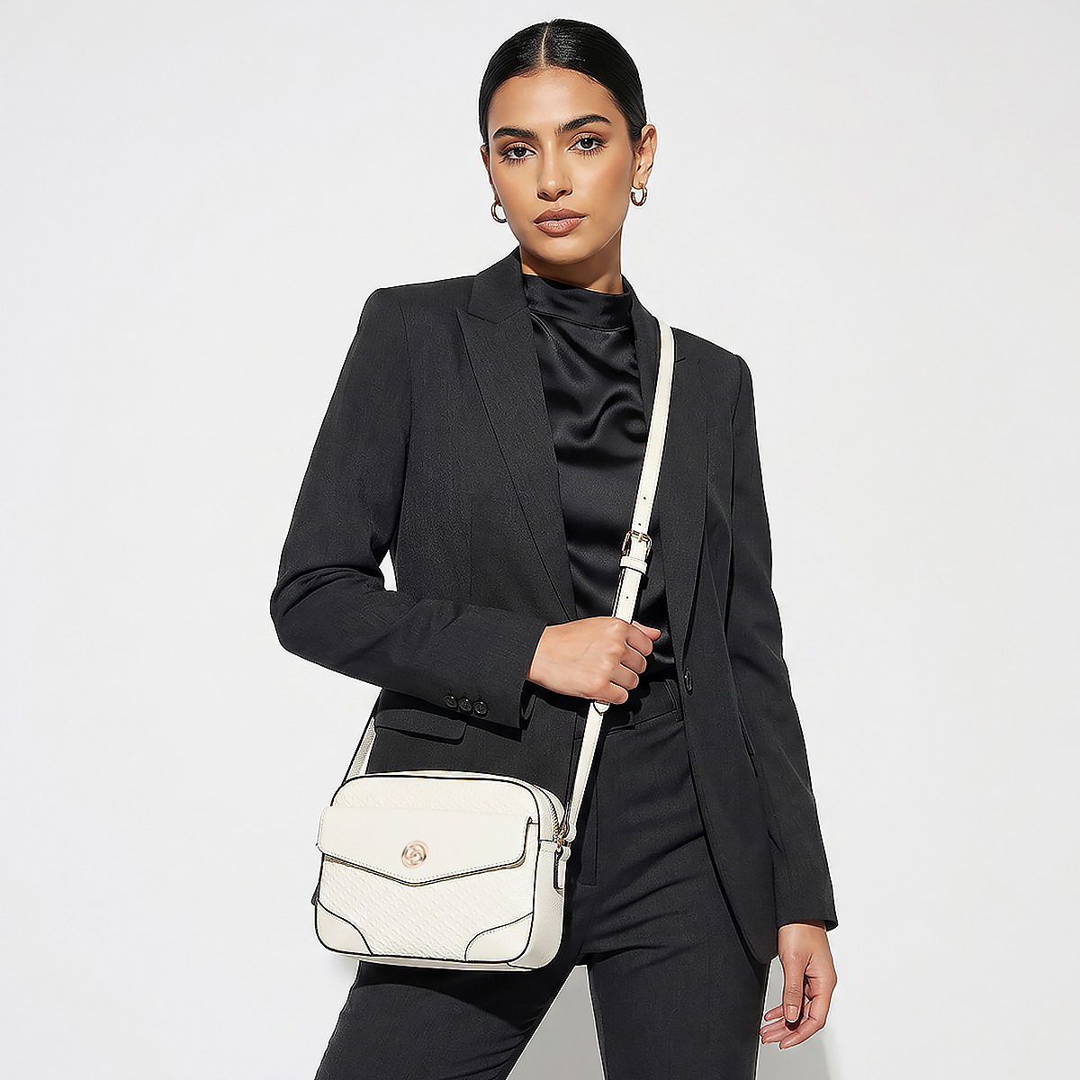 شنطة كروس بودي بنقوش مونوجرام وسحاب إغلاق من سيليست-women-bagsandwallets-handbags-image-3