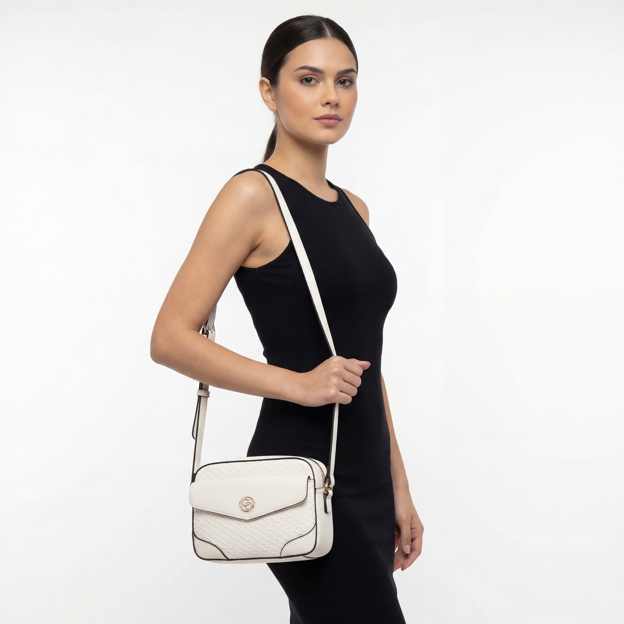 شنطة كروس بودي بنقوش مونوجرام وسحاب إغلاق من سيليست-women-bagsandwallets-handbags-image-2
