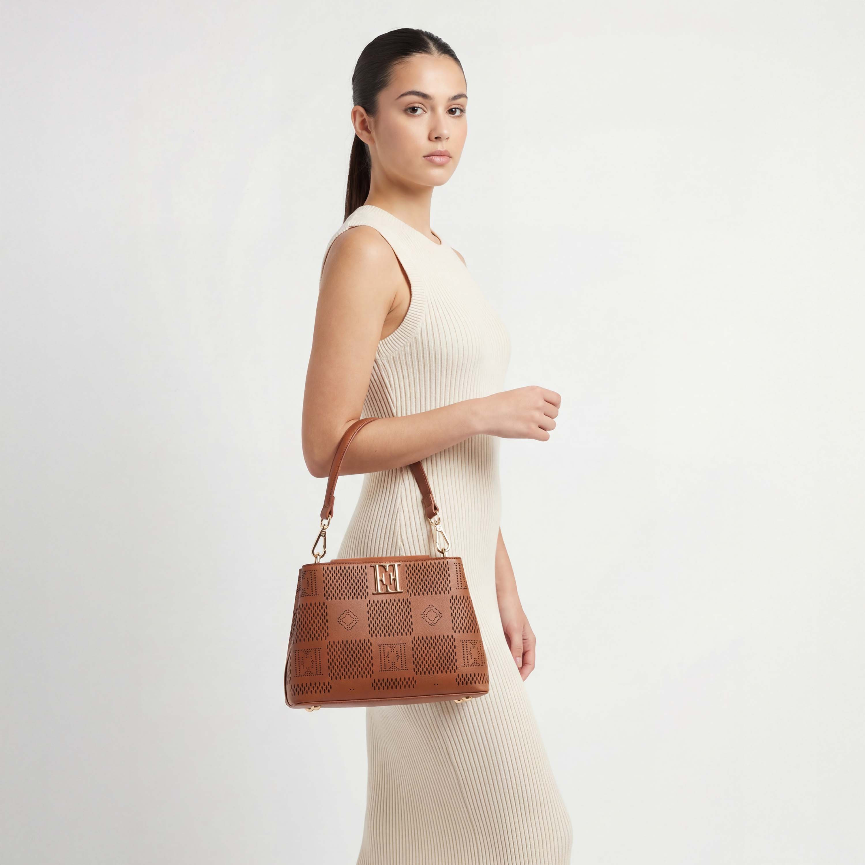 شنطة كروس بودي بتصميم مفرغ وحزام كتف قابل للتعديل من إيل-women-bagsandwallets-handbags-image-3