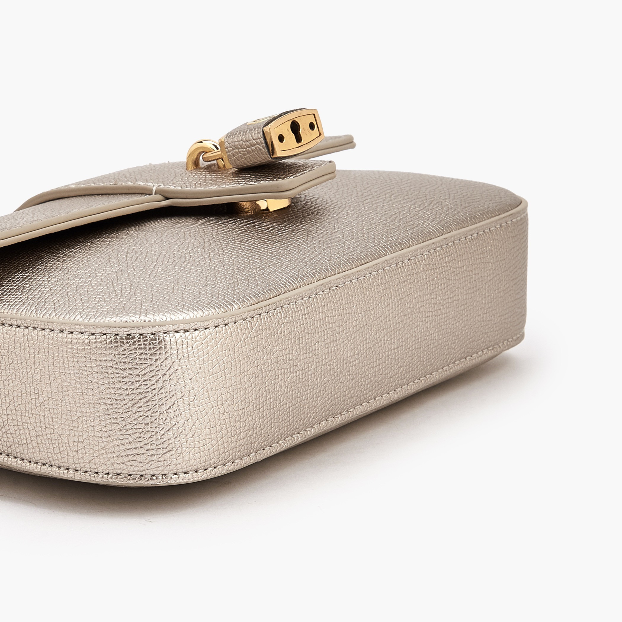شنطة كروس بودي بارزة الملمس مع حزام قابل للتعديل من لو كونفور-women-bagsandwallets-handbags-image-7