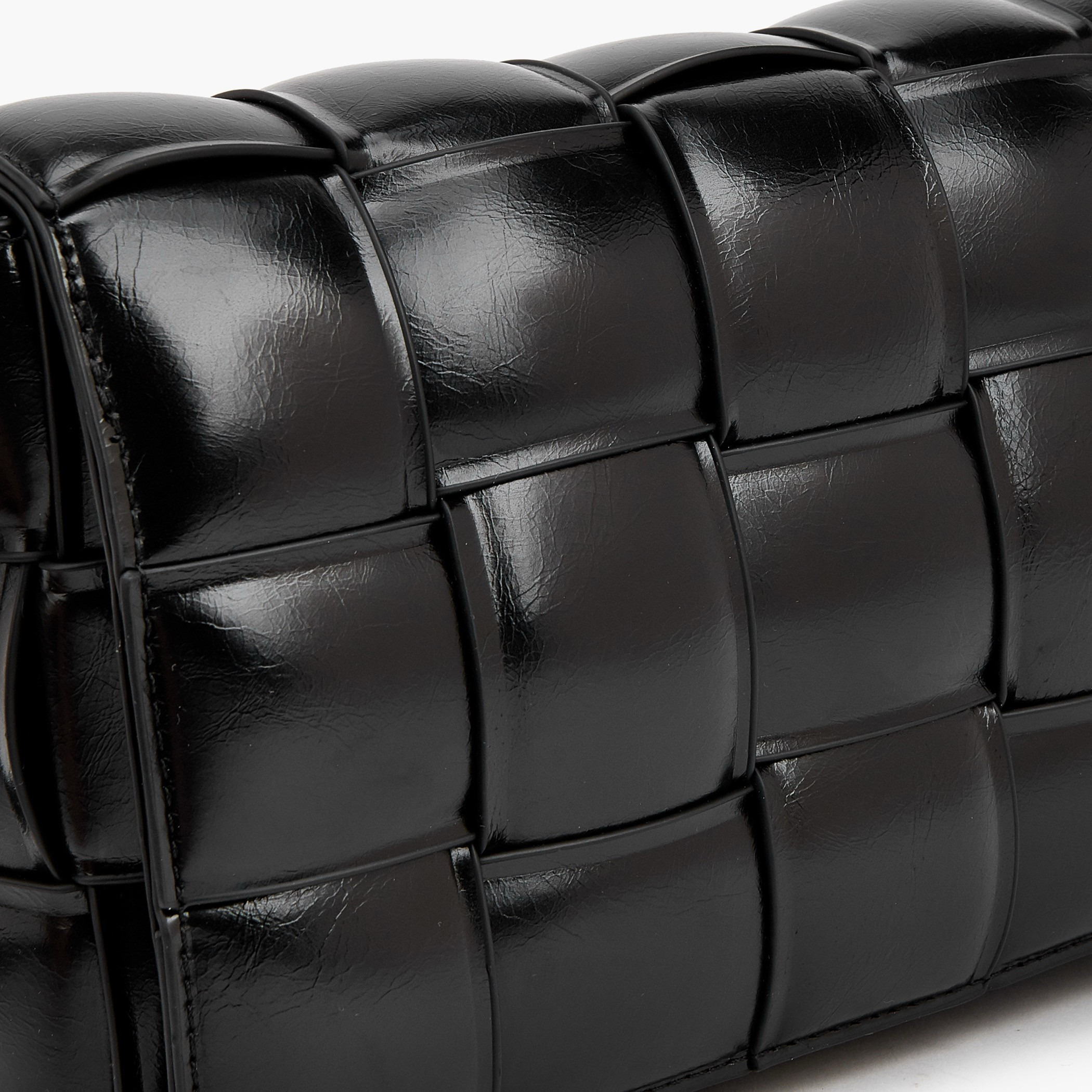 شنطة كروسبودي مبطنة بحزام قابل للتعديل من سيليست-women-bagsandwallets-handbags-image-5
