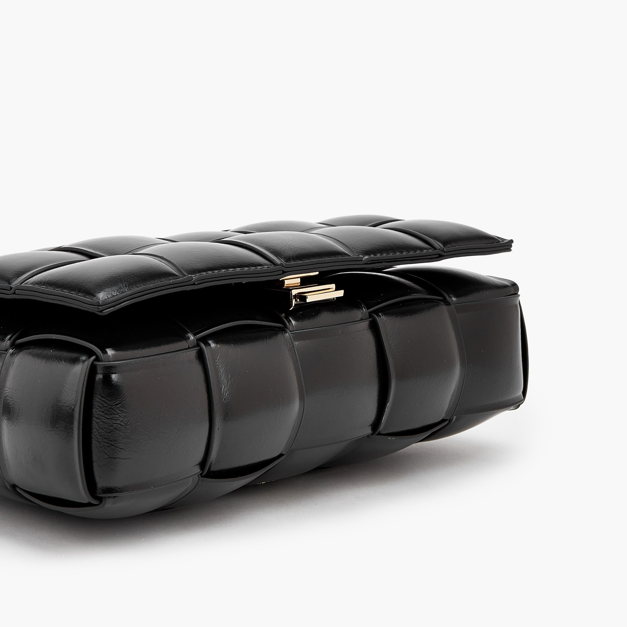 شنطة كروسبودي مبطنة بحزام قابل للتعديل من سيليست-women-bagsandwallets-handbags-image-7
