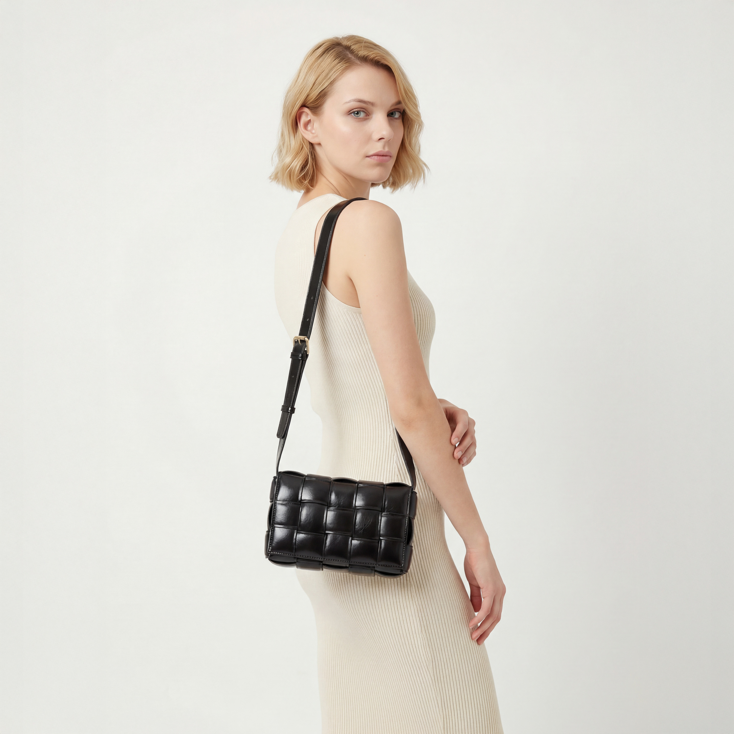 شنطة كروسبودي مبطنة بحزام قابل للتعديل من سيليست-women-bagsandwallets-handbags-image-2