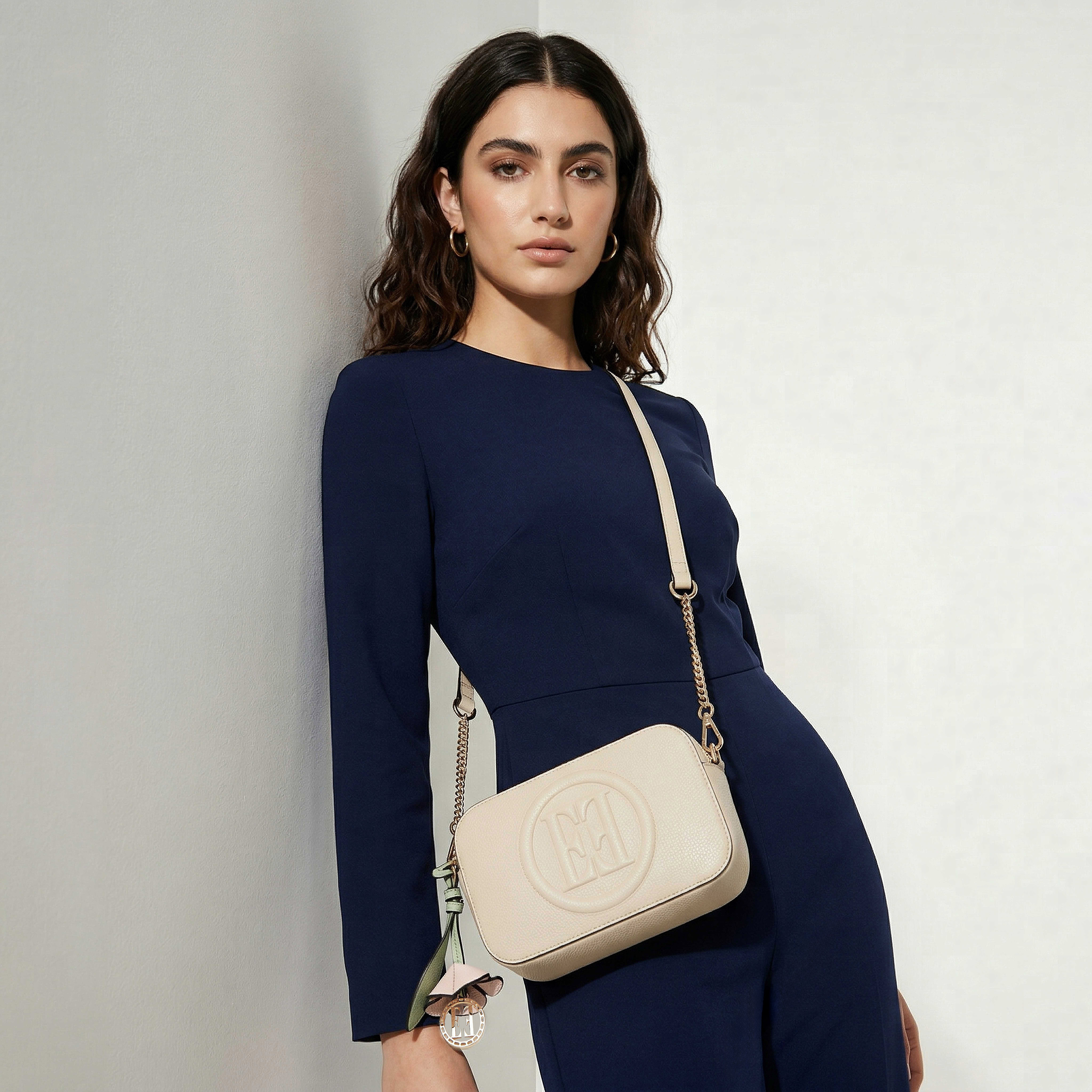 شنطة كروس بودي بنقوش مونوجرام وحزام سلسلة من إيل-women-bagsandwallets-handbags-image-2