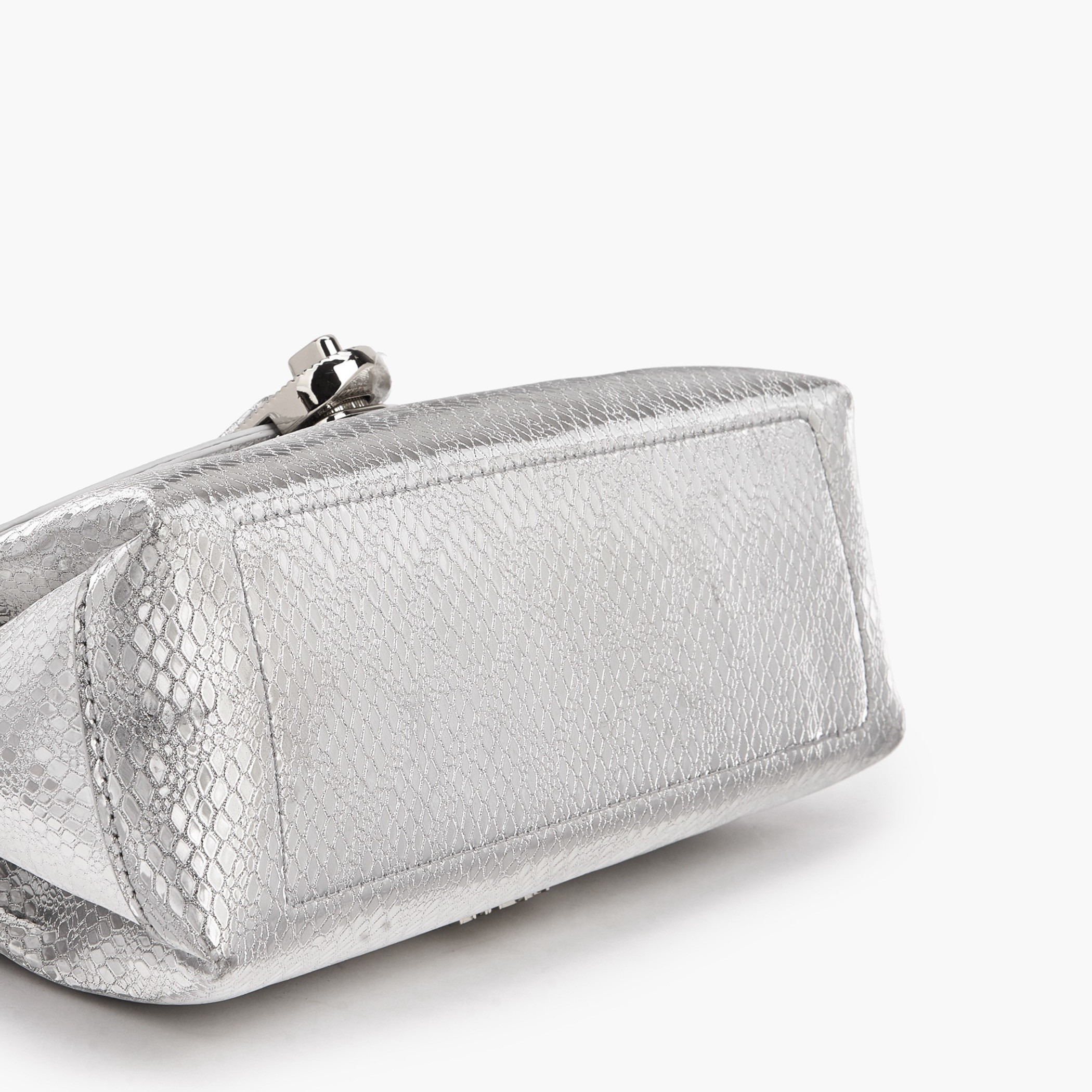 شنطة كروس بودي بارزة الملمس ميتاليك بقفل إغلاق ملتوي من بابريكا-women-bagsandwallets-handbags-image-4