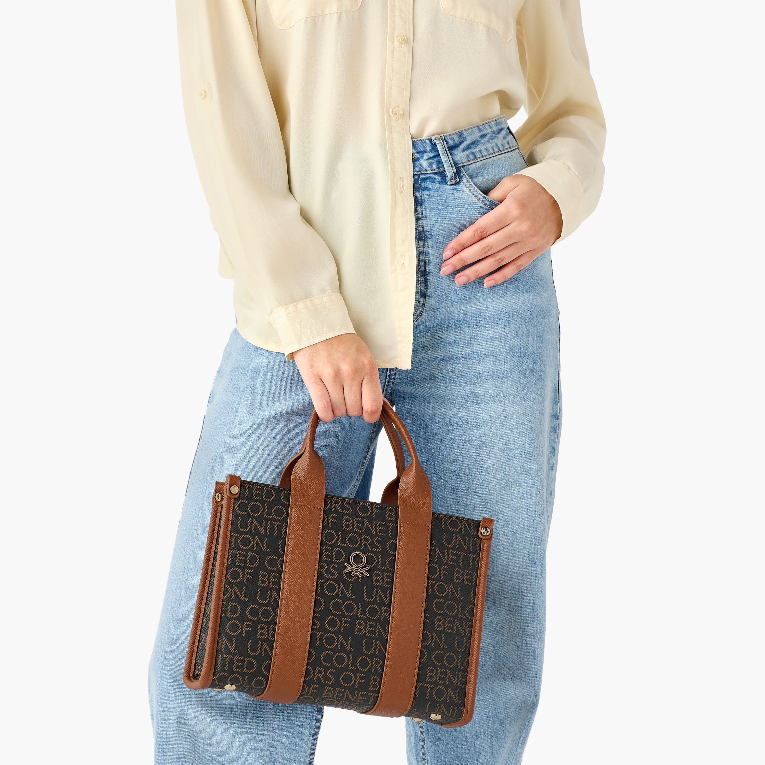 شنطة توت بحزام قابل للفصل وبطبعات مونوجرام من يونايتد كلرز أوف بينيتون-women-bagsandwallets-handbags-image-2