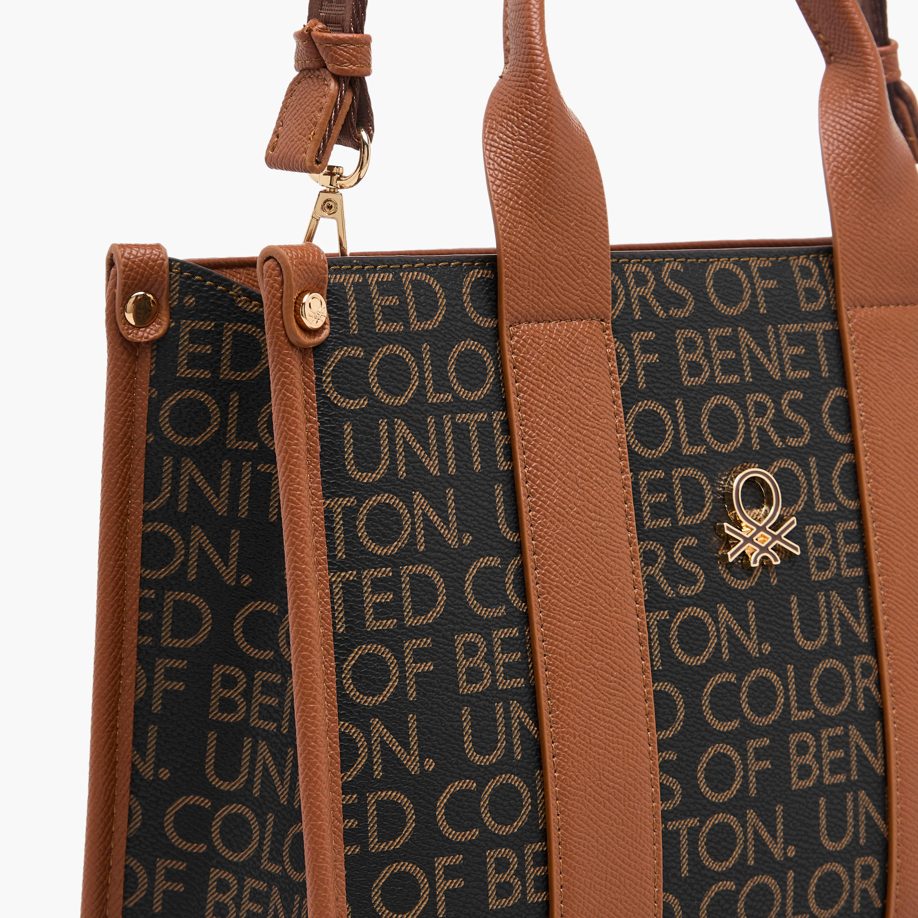 شنطة توت بحزام قابل للفصل وبطبعات مونوجرام من يونايتد كلرز أوف بينيتون-women-bagsandwallets-handbags-image-5