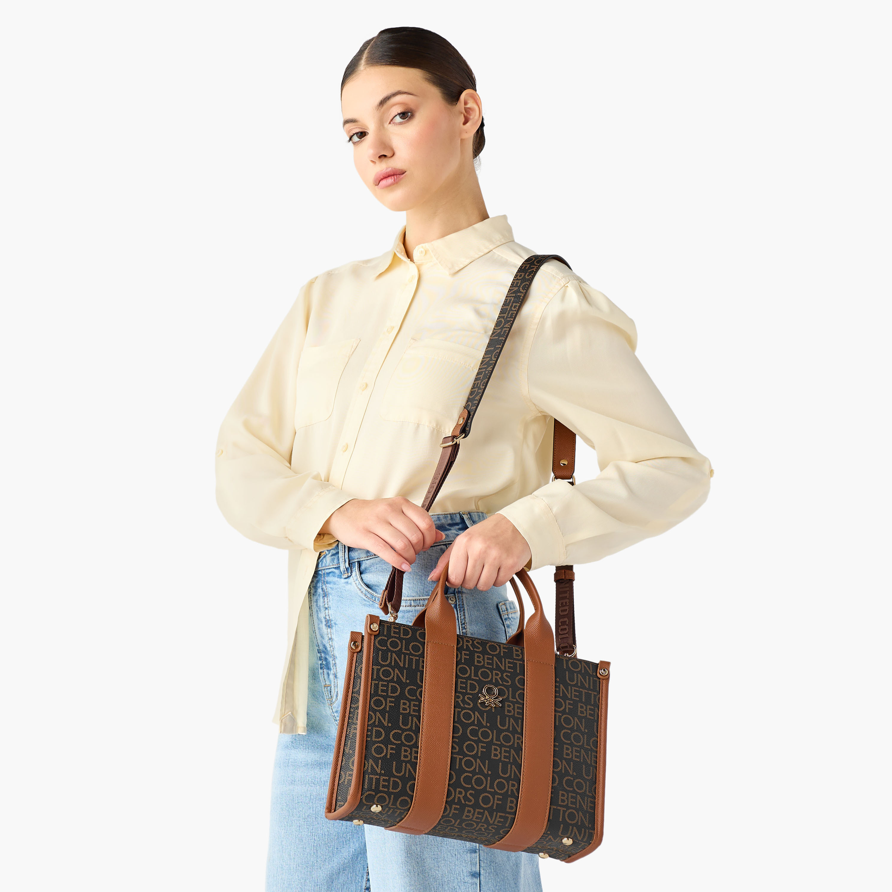 شنطة توت بحزام قابل للفصل وبطبعات مونوجرام من يونايتد كلرز أوف بينيتون-women-bagsandwallets-handbags-image-8
