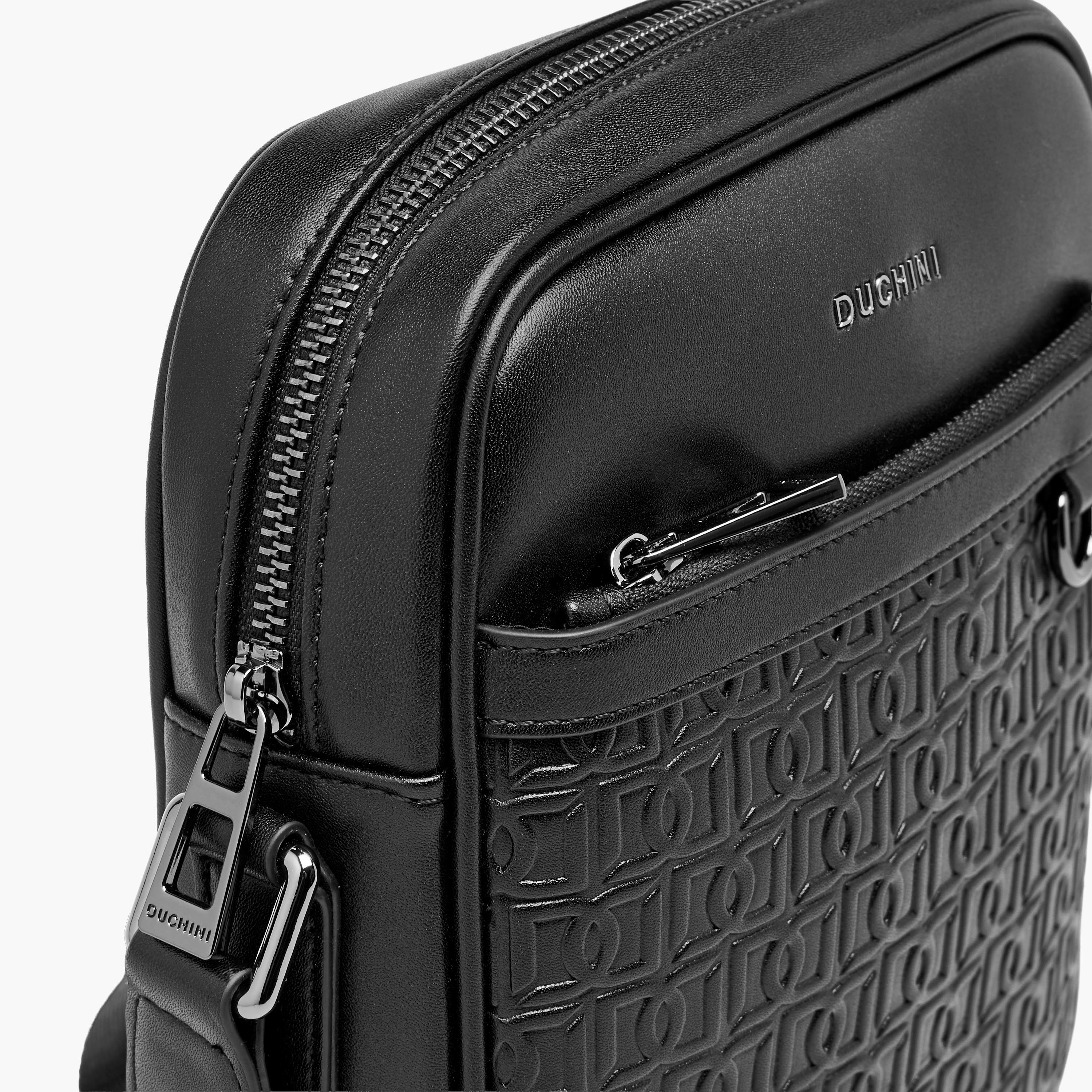 شنطة كروس بودي بتصميم مونوجرام بارز للرجال من دوتشيني-men-bags-image-5
