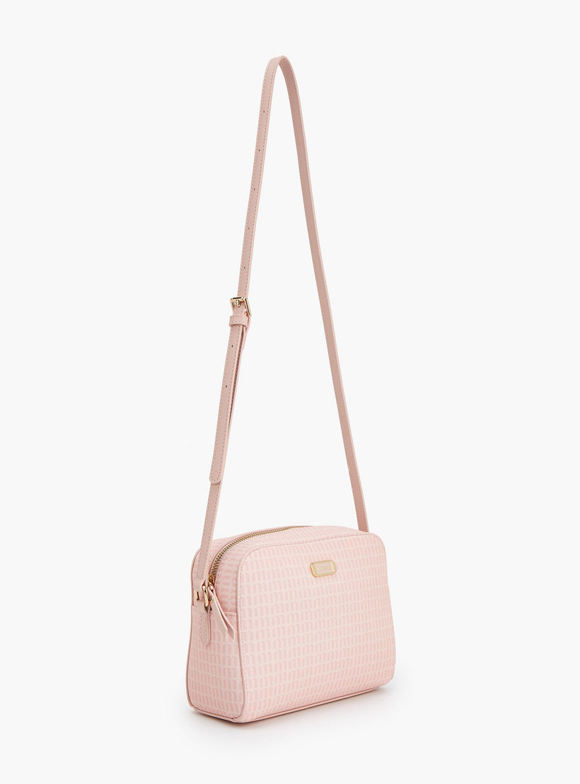شنطة كروس بودي بطبعات مونوجرام مع حزام قابل للتعديل من ميسي-women-bagsandwallets-handbags-image-5