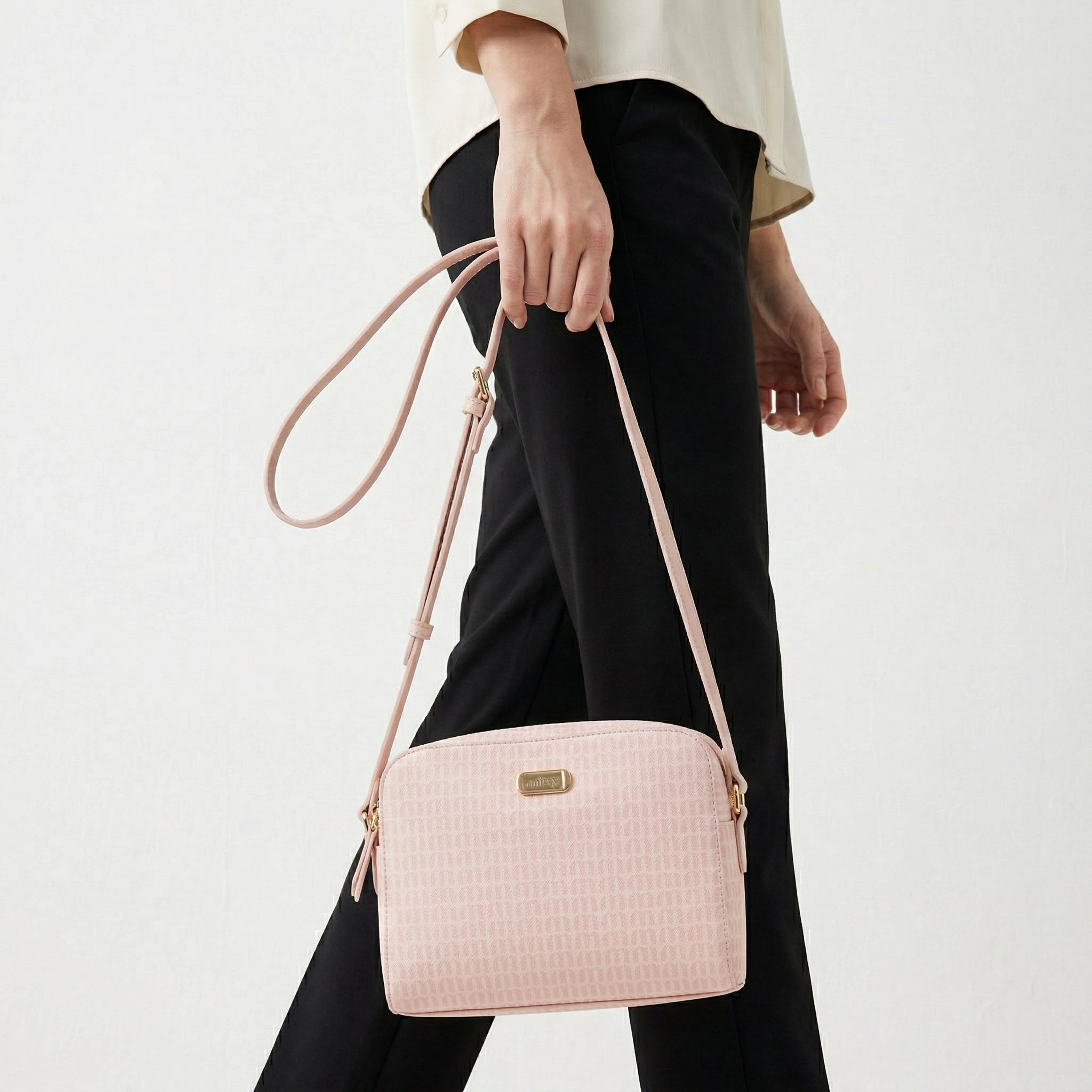 شنطة كروس بودي بطبعات مونوجرام مع حزام قابل للتعديل من ميسي-women-bagsandwallets-handbags-image-2