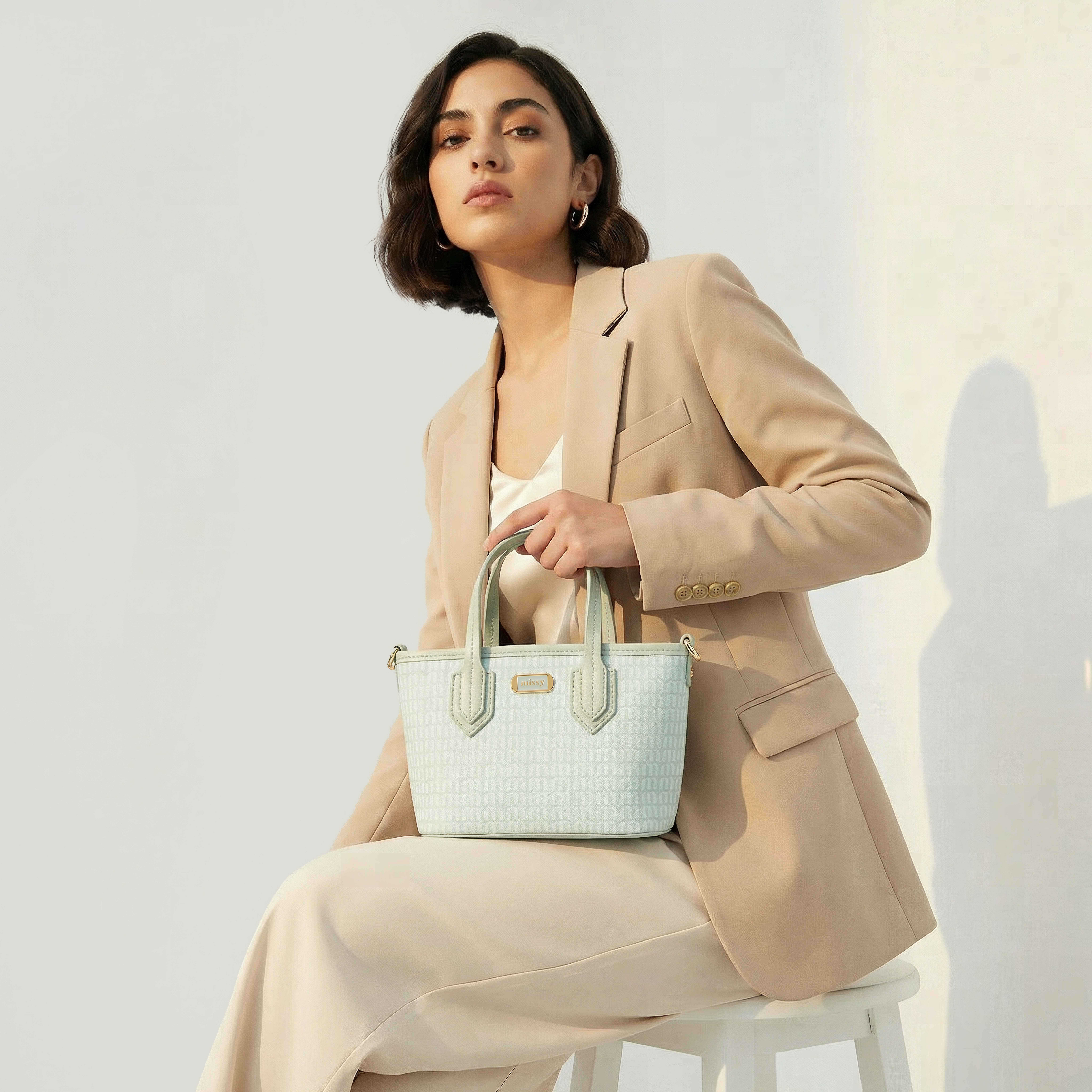 شنطة توتي بطبعات مونوجرام مع حزام قابل للفصل من ميسي-women-bagsandwallets-handbags-image-10