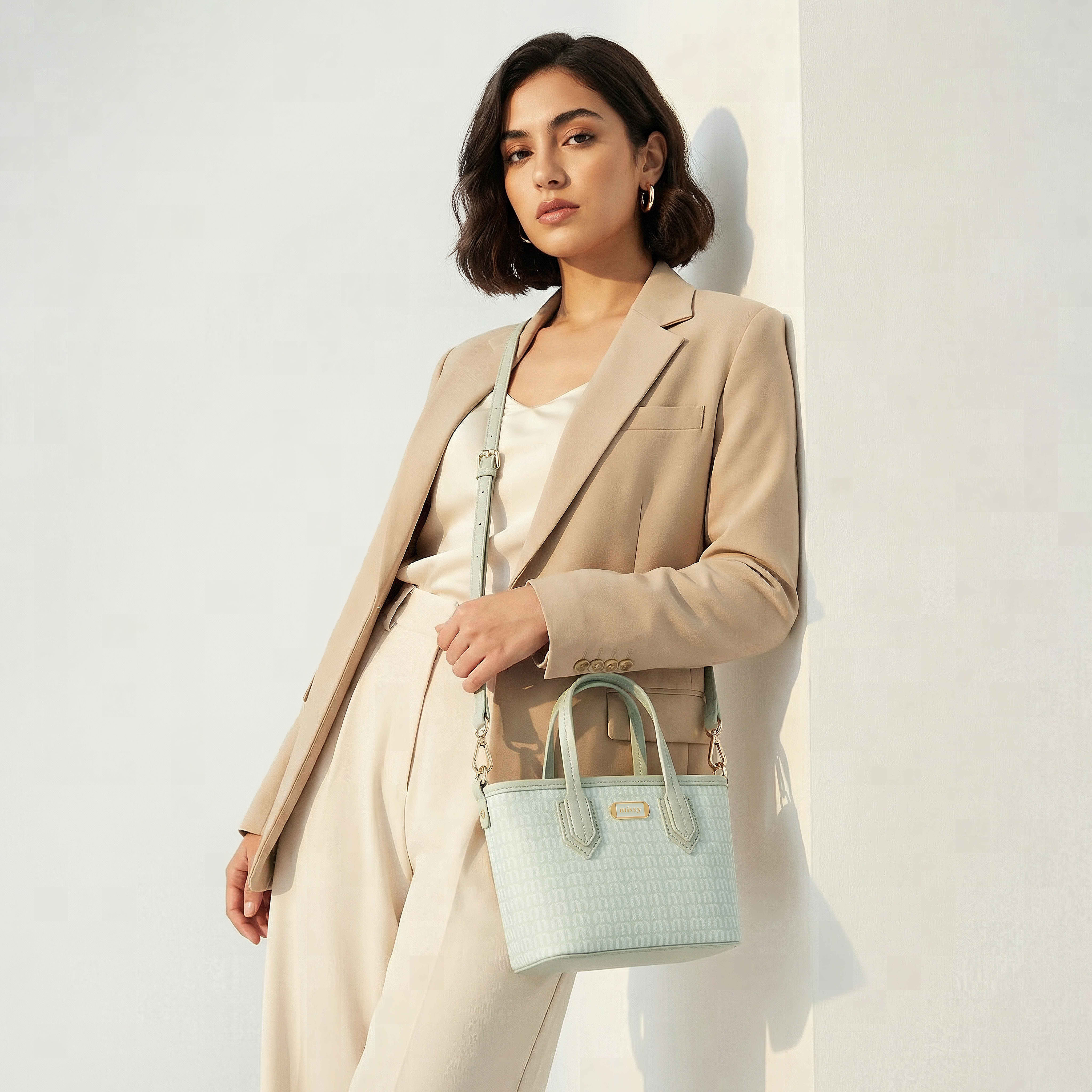 شنطة توتي بطبعات مونوجرام مع حزام قابل للفصل من ميسي-women-bagsandwallets-handbags-image-2