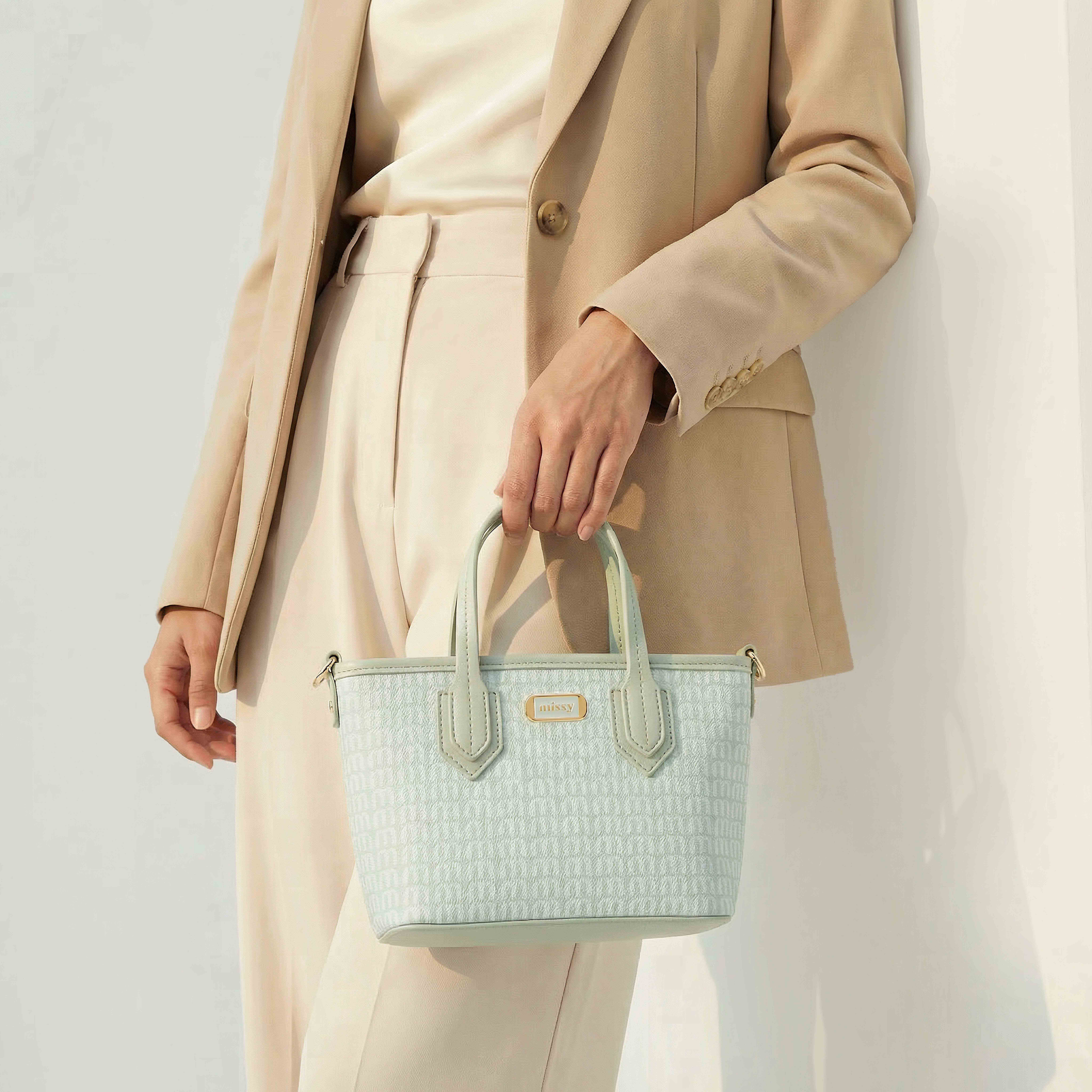 شنطة توتي بطبعات مونوجرام مع حزام قابل للفصل من ميسي-women-bagsandwallets-handbags-image-8