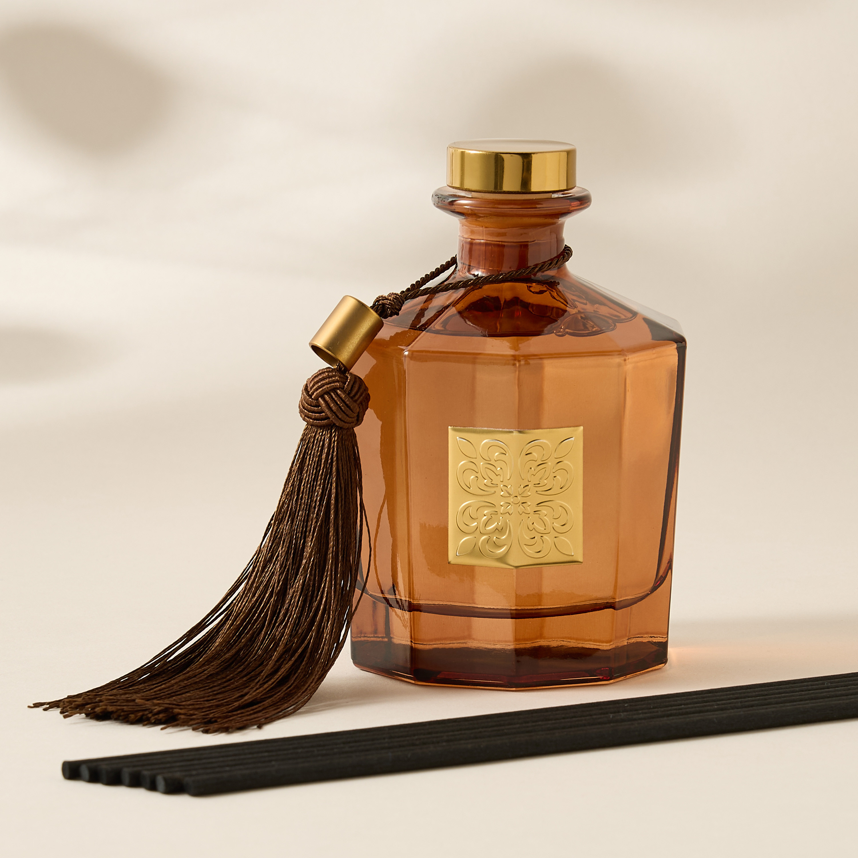 Scent.d London Imperial Essence Majestic Oud Reed Diffuser - 250 ml-household-homefragrance-reeddiffusers-image-2