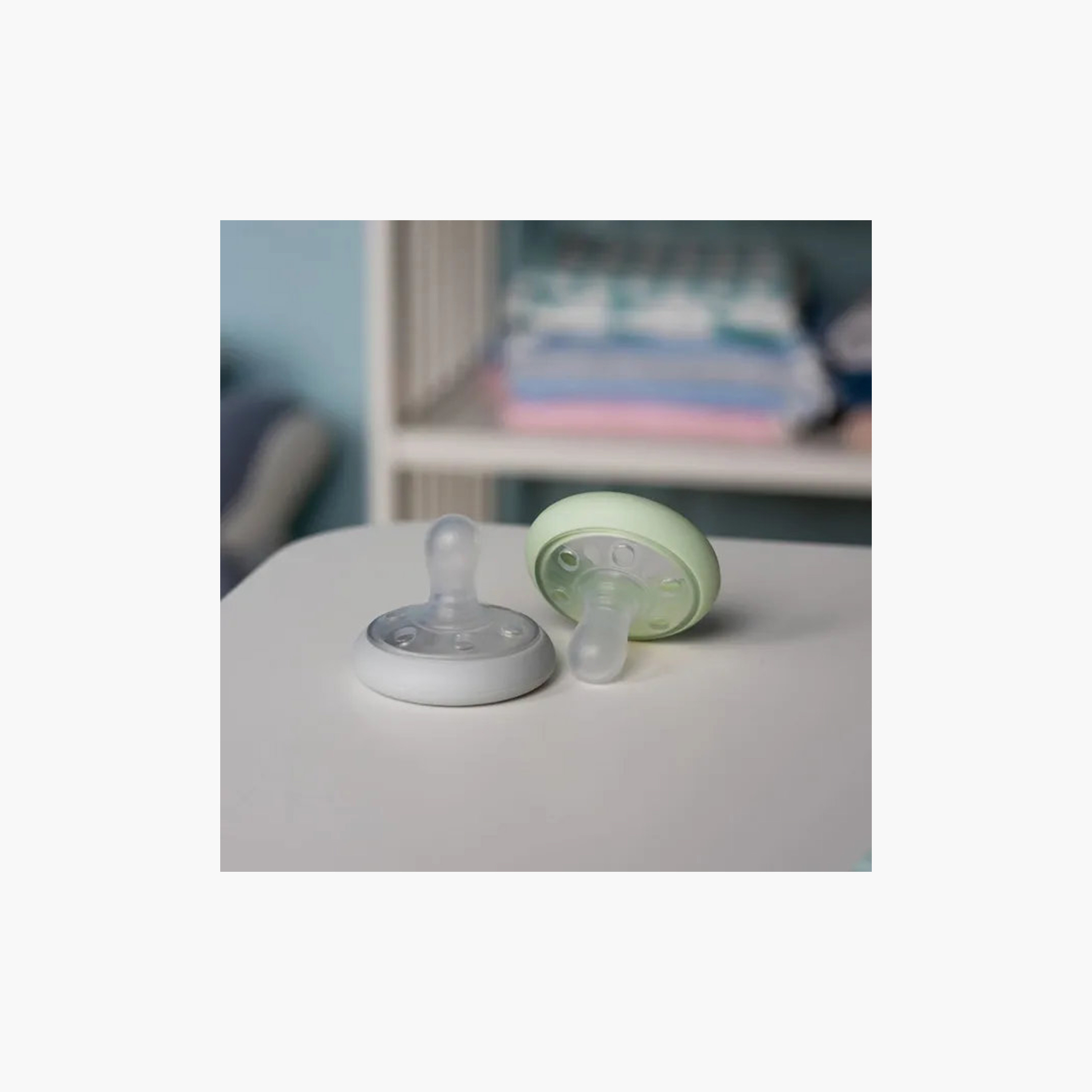 طقم لهايات بتصميم تقويمي قطعتين من تومي تيبي - من 6 إلى 18 شهرًا-baby-feeding-pacifiers-image-4