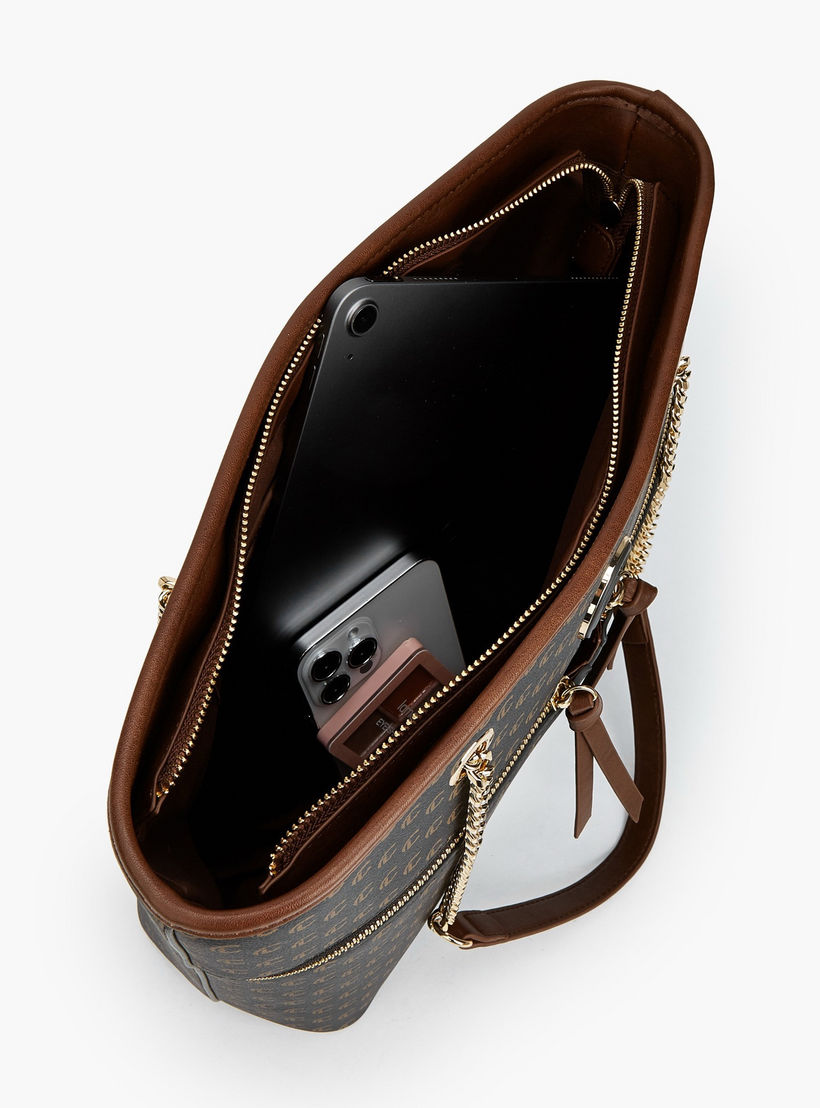 شنطة توتي بمقابض سلسلة وطبعات مونوجرام من لو كونفورت-women-bagsandwallets-handbags-image-7
