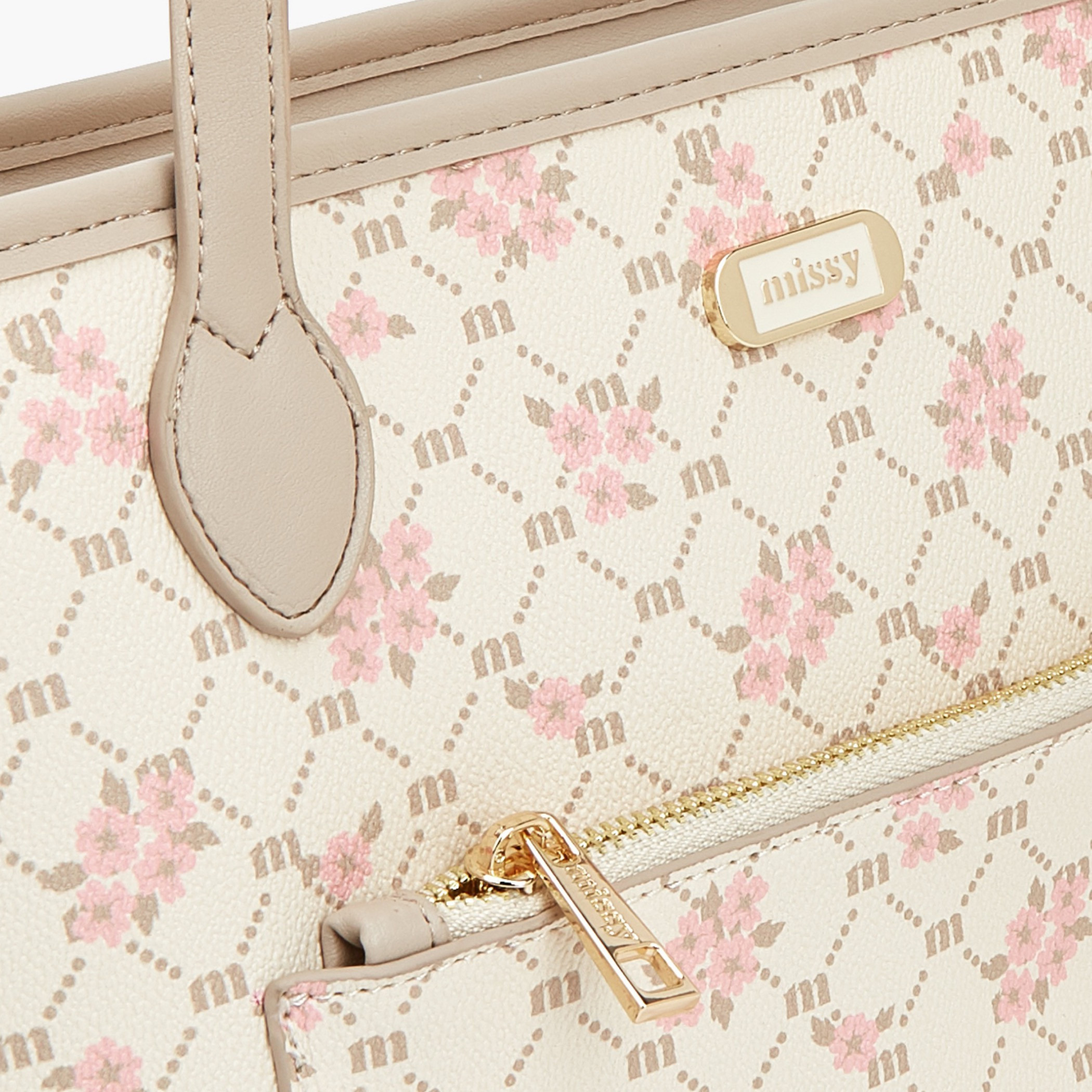 شنطة توتي بمقابض مزدوجة وطبعات مونوجرام من ميسي-women-bagsandwallets-handbags-image-3