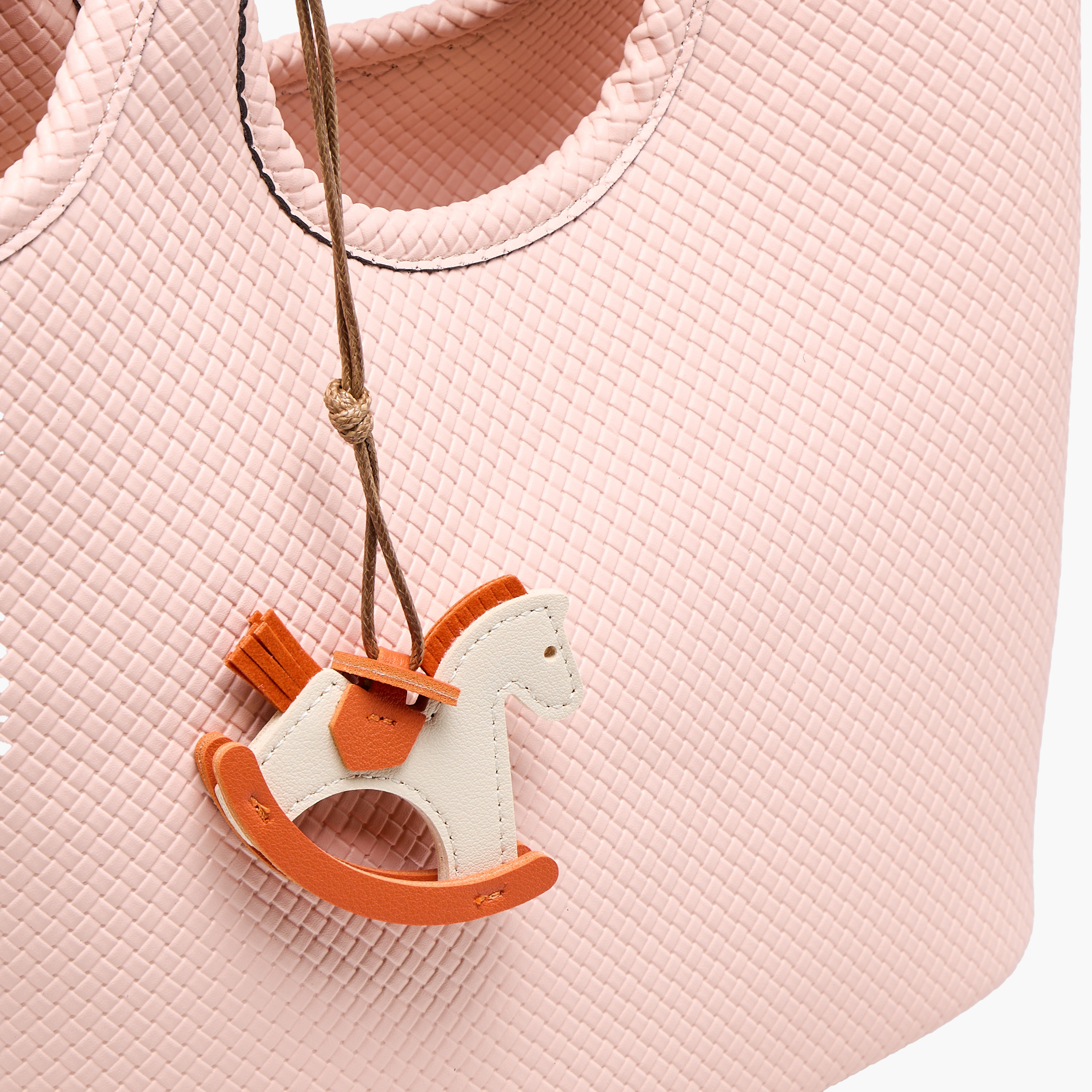 شنطة هوبو بارزة الملمس مع دلاية حصان هزاز من ساشا توم-women-bagsandwallets-handbags-image-5