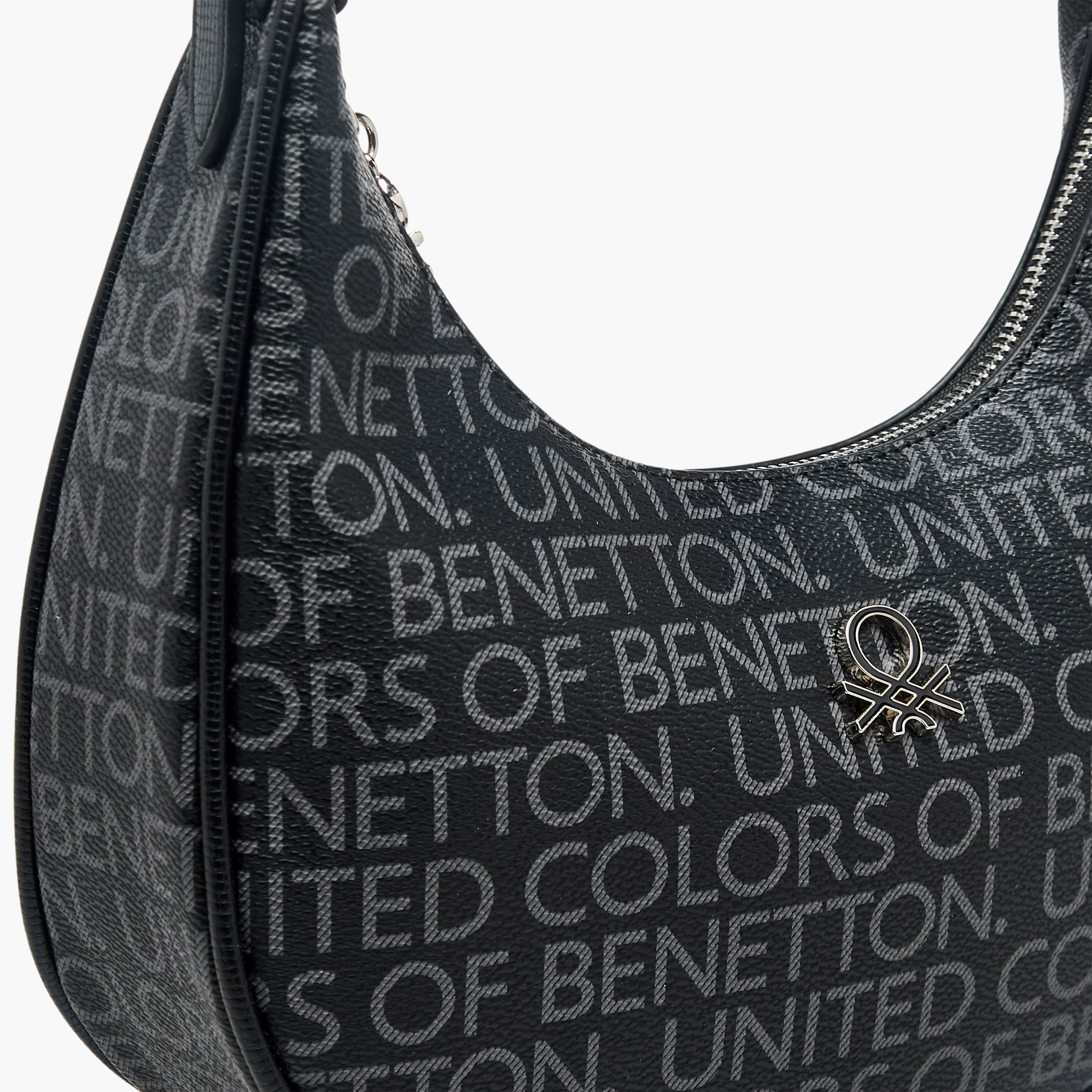شنطة باجيت بطبعات مونوجرام وسحّاب إغلاق من يونايتد كولورز أوف بينيتون-women-bagsandwallets-handbags-image-5