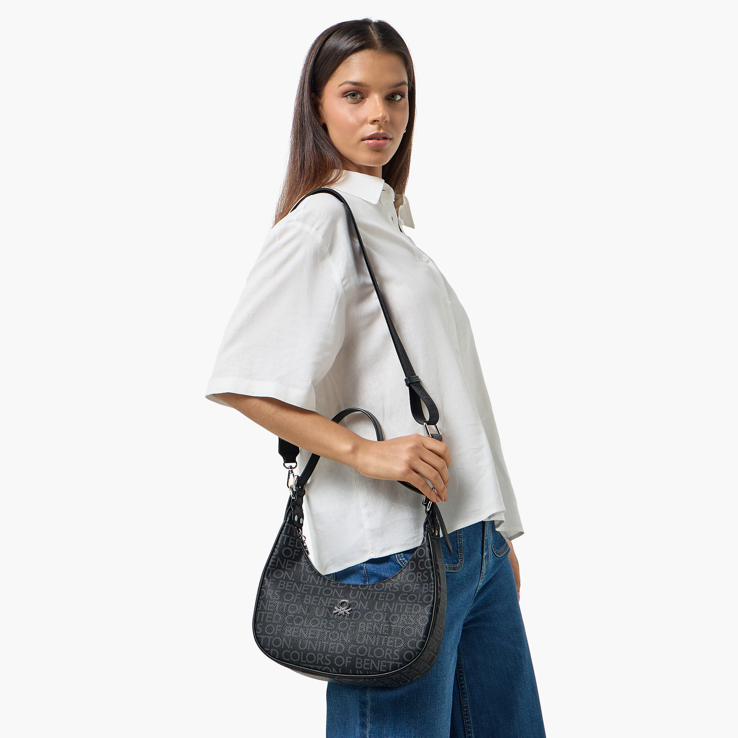 شنطة باجيت بطبعات مونوجرام وسحّاب إغلاق من يونايتد كولورز أوف بينيتون-women-bagsandwallets-handbags-image-8