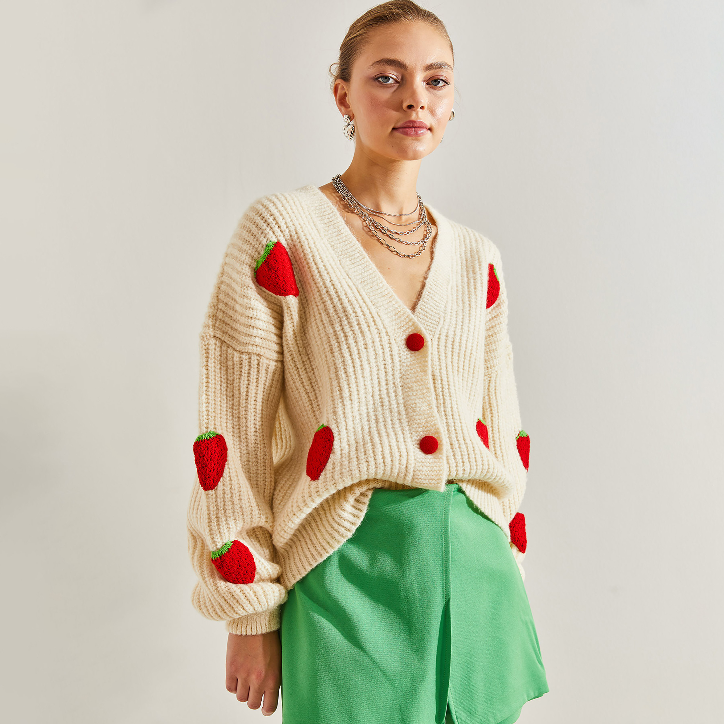 كارديجان نسائي محبوك بأكمام كيب ونقشة الفراولة باللون الكريمي من بيانكو لوتشي-women-winterwear-cardigansandjumpers-cardigans-image-1