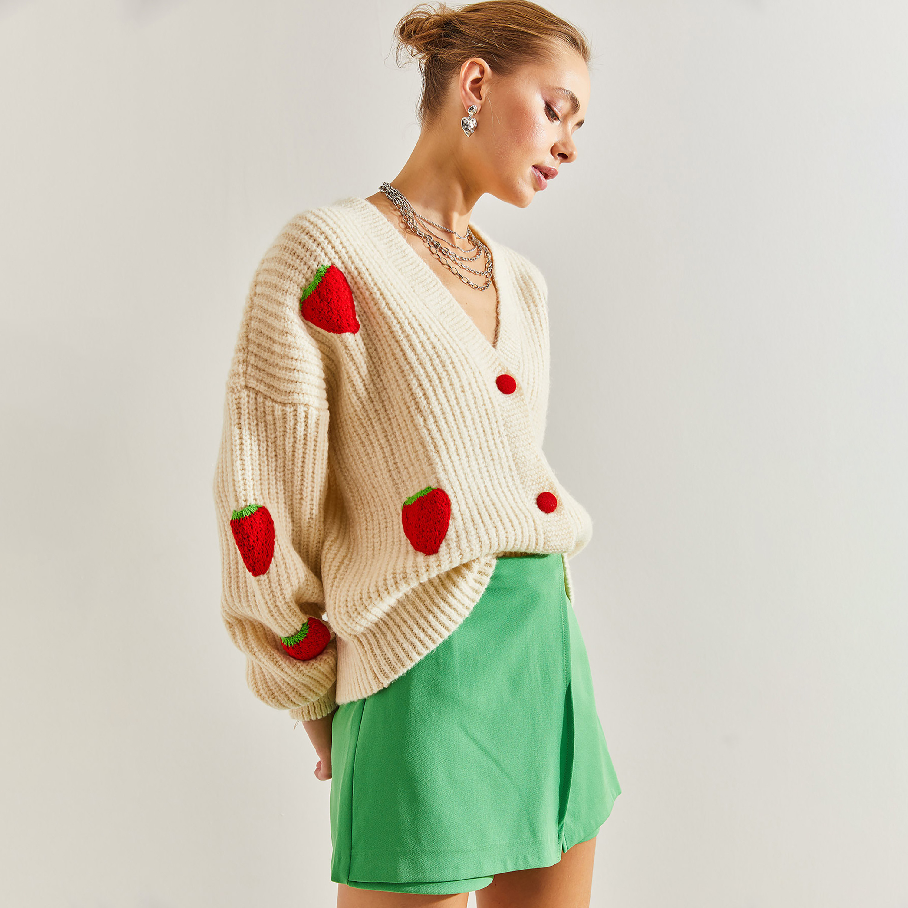 كارديجان نسائي محبوك بأكمام كيب ونقشة الفراولة باللون الكريمي من بيانكو لوتشي-women-winterwear-cardigansandjumpers-cardigans-image-2