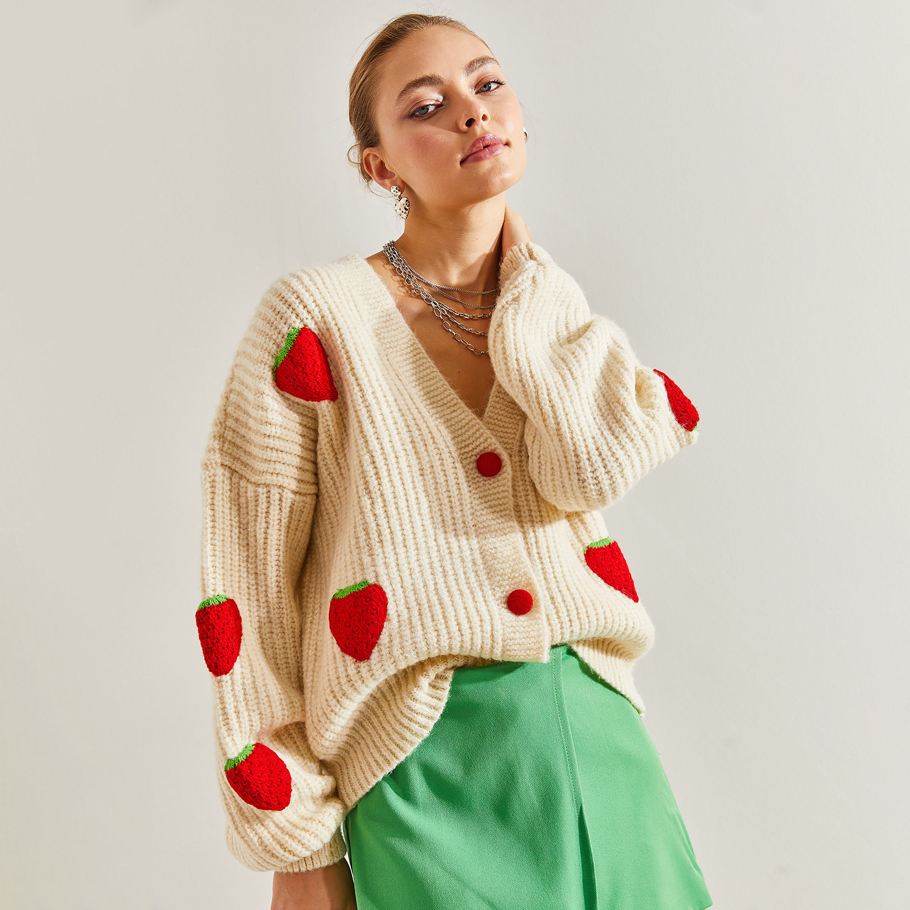 كارديجان نسائي محبوك بأكمام كيب ونقشة الفراولة باللون الكريمي من بيانكو لوتشي-women-winterwear-cardigansandjumpers-cardigans-image-3