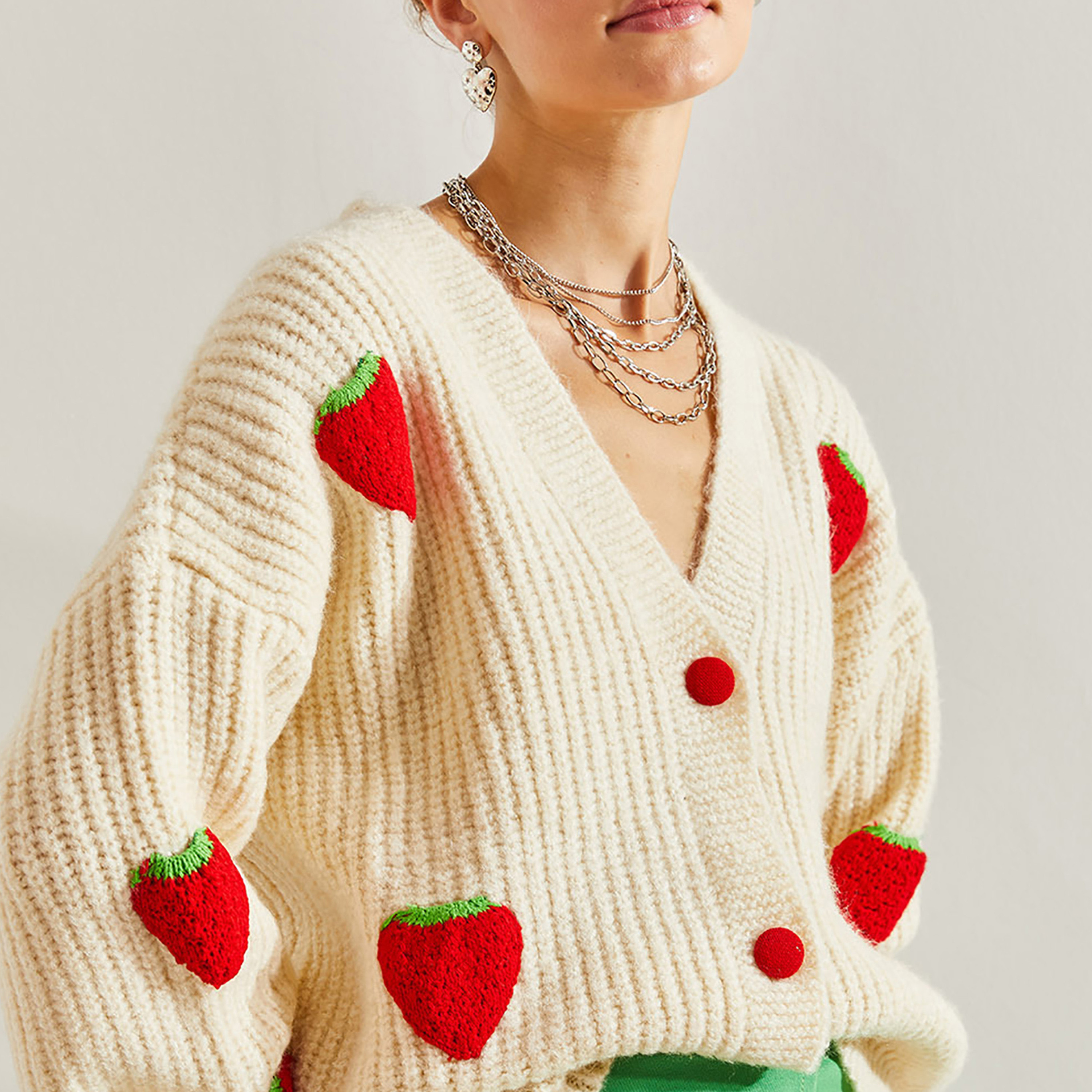 كارديجان نسائي محبوك بأكمام كيب ونقشة الفراولة باللون الكريمي من بيانكو لوتشي-women-winterwear-cardigansandjumpers-cardigans-image-5
