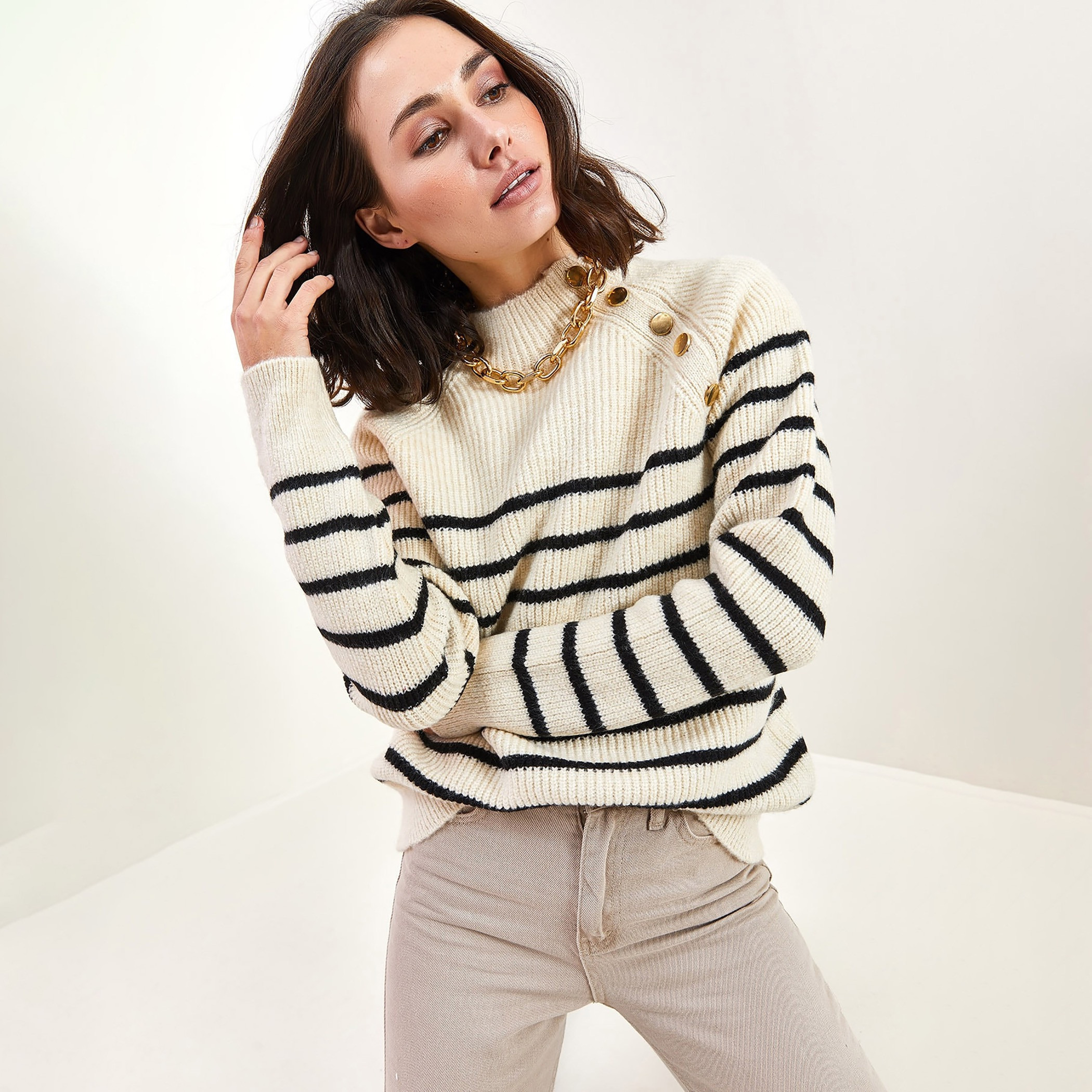 كنزة نسائي بياقة عالية مستعارة وأكمام واسعة ومخطط باللون الكريمي من بيانكو لوتشي-women-clothing-cardigansandjumpers-jumpers-image-4