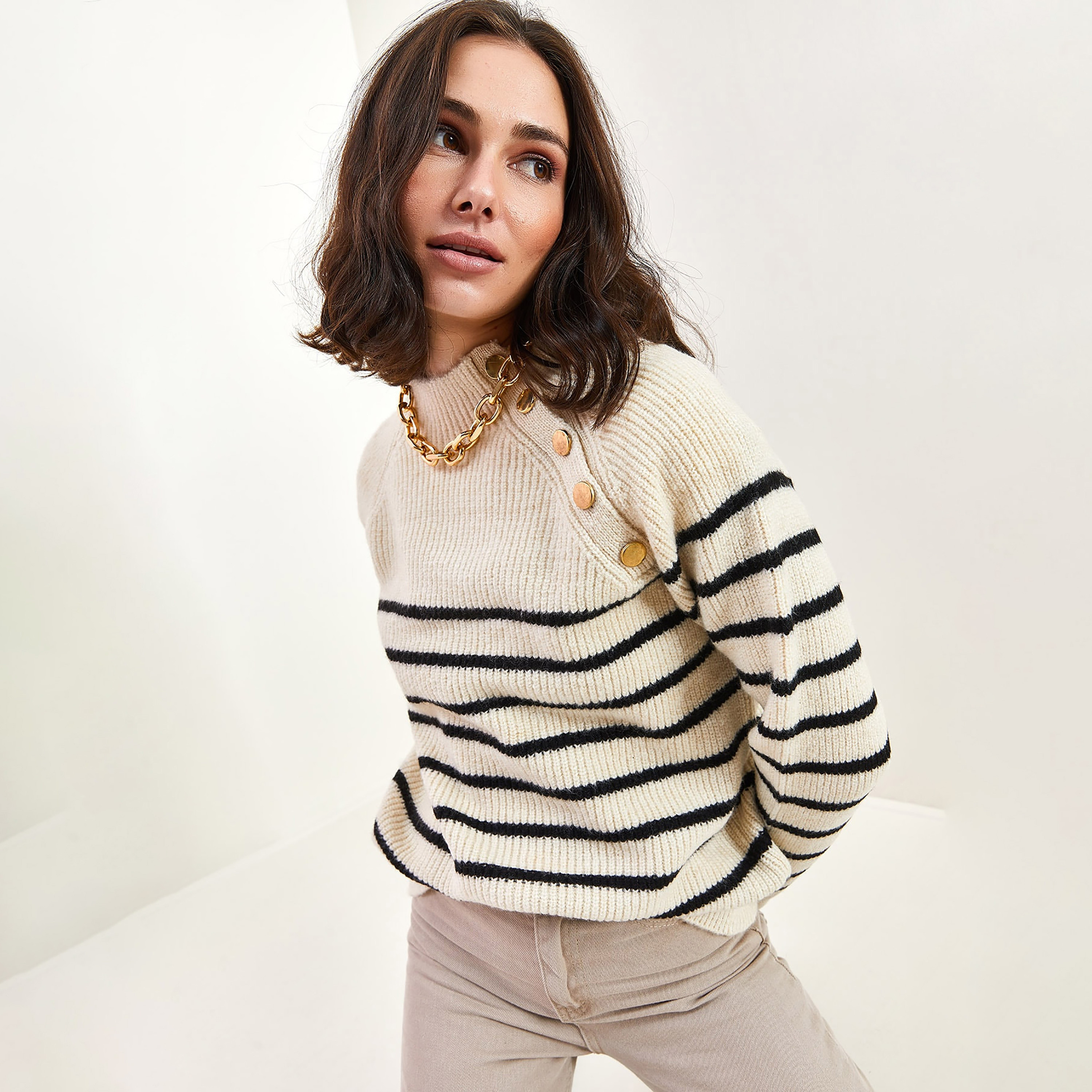 كنزة نسائي بياقة عالية مستعارة وأكمام واسعة ومخطط باللون الكريمي من بيانكو لوتشي-women-clothing-cardigansandjumpers-jumpers-image-3