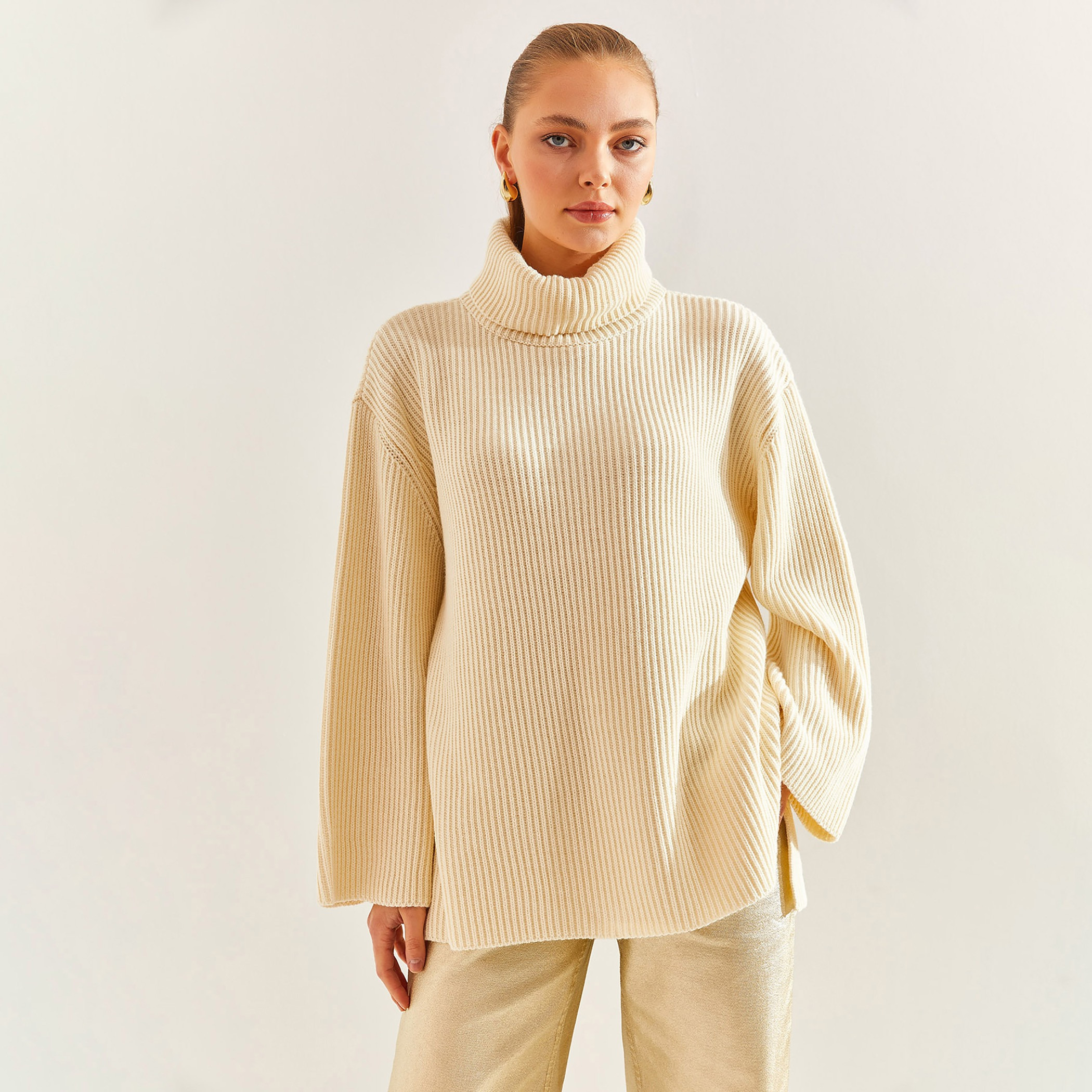 كنزة نسائي مضلع بياقة عالية وأكمام منسدلة باللون الكريمي من بيانكو لوتشي-women-winterwear-cardigansandjumpers-jumpers-image-1