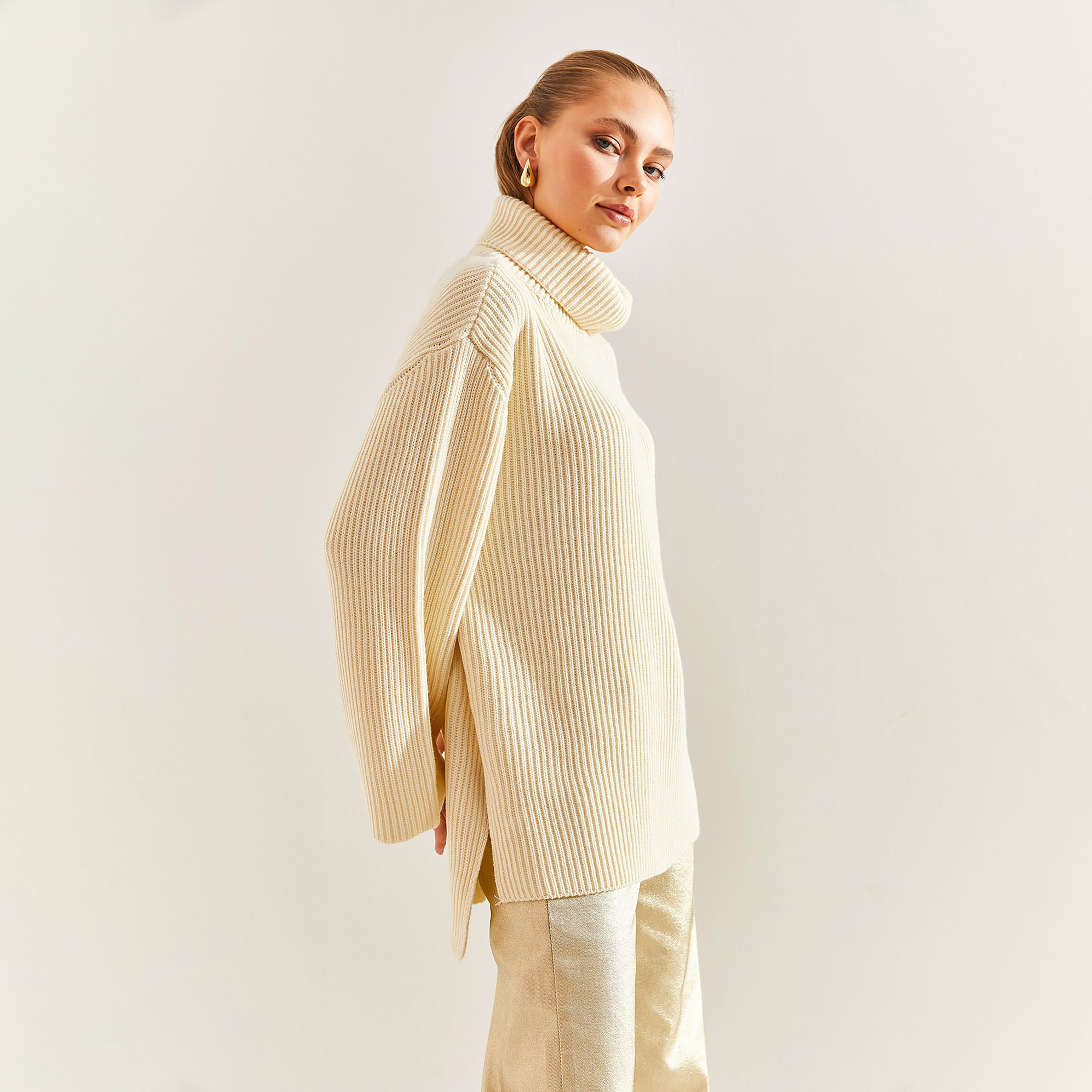 كنزة نسائي مضلع بياقة عالية وأكمام منسدلة باللون الكريمي من بيانكو لوتشي-women-winterwear-cardigansandjumpers-jumpers-image-3