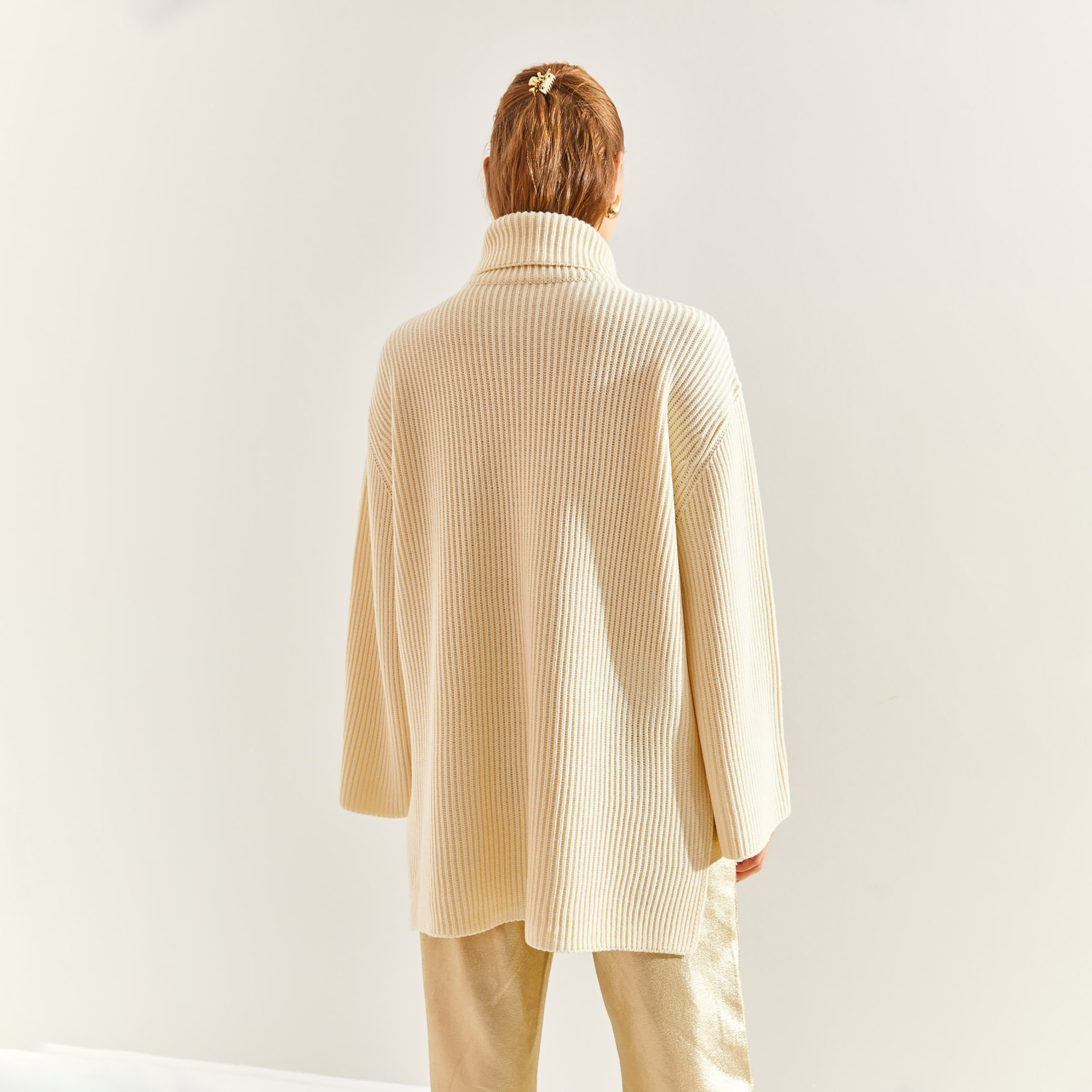 كنزة نسائي مضلع بياقة عالية وأكمام منسدلة باللون الكريمي من بيانكو لوتشي-women-winterwear-cardigansandjumpers-jumpers-image-4