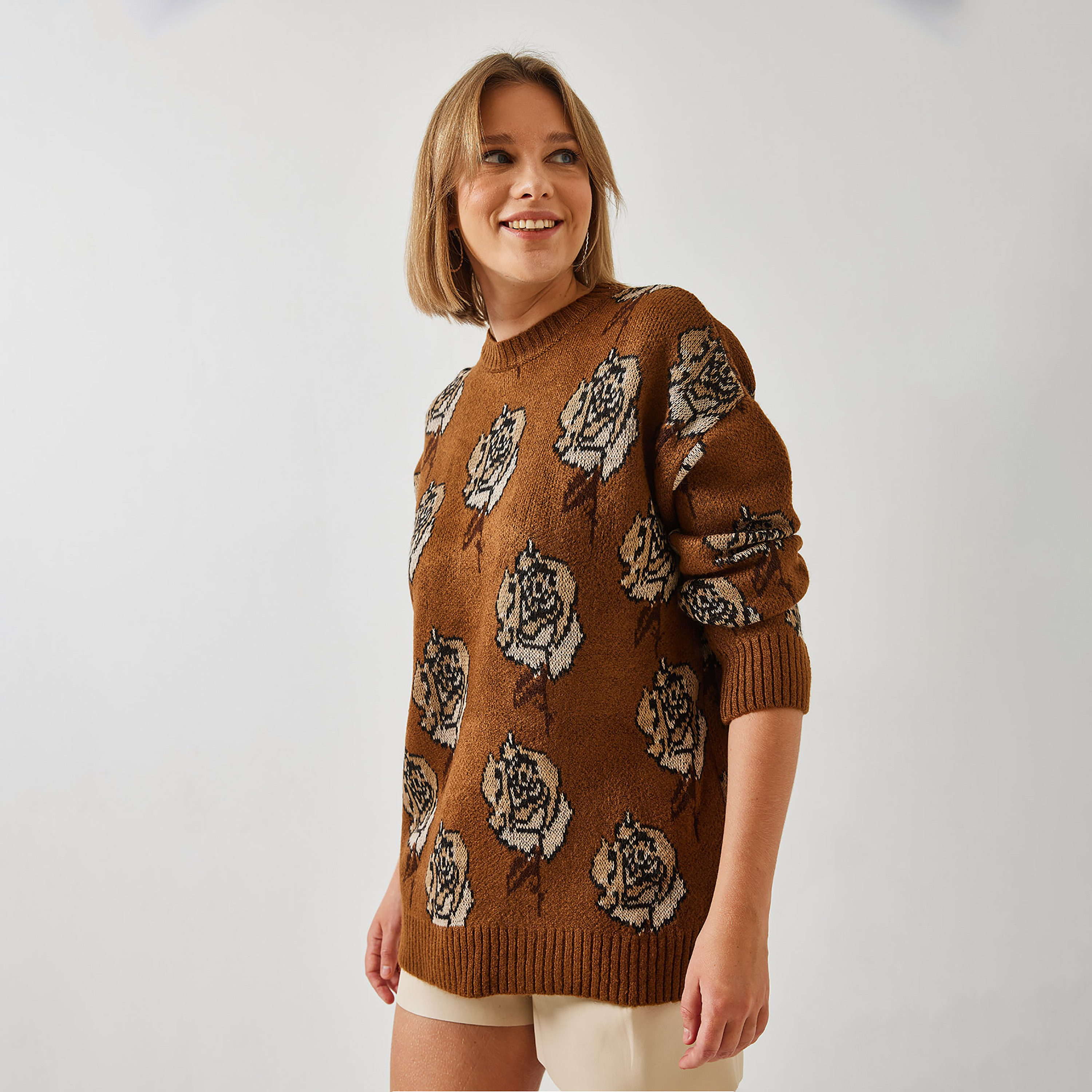 كنزة نسائي محبوك بنقشة زهور من بيانكو لوتشي-women-clothing-cardigansandjumpers-jumpers-image-3