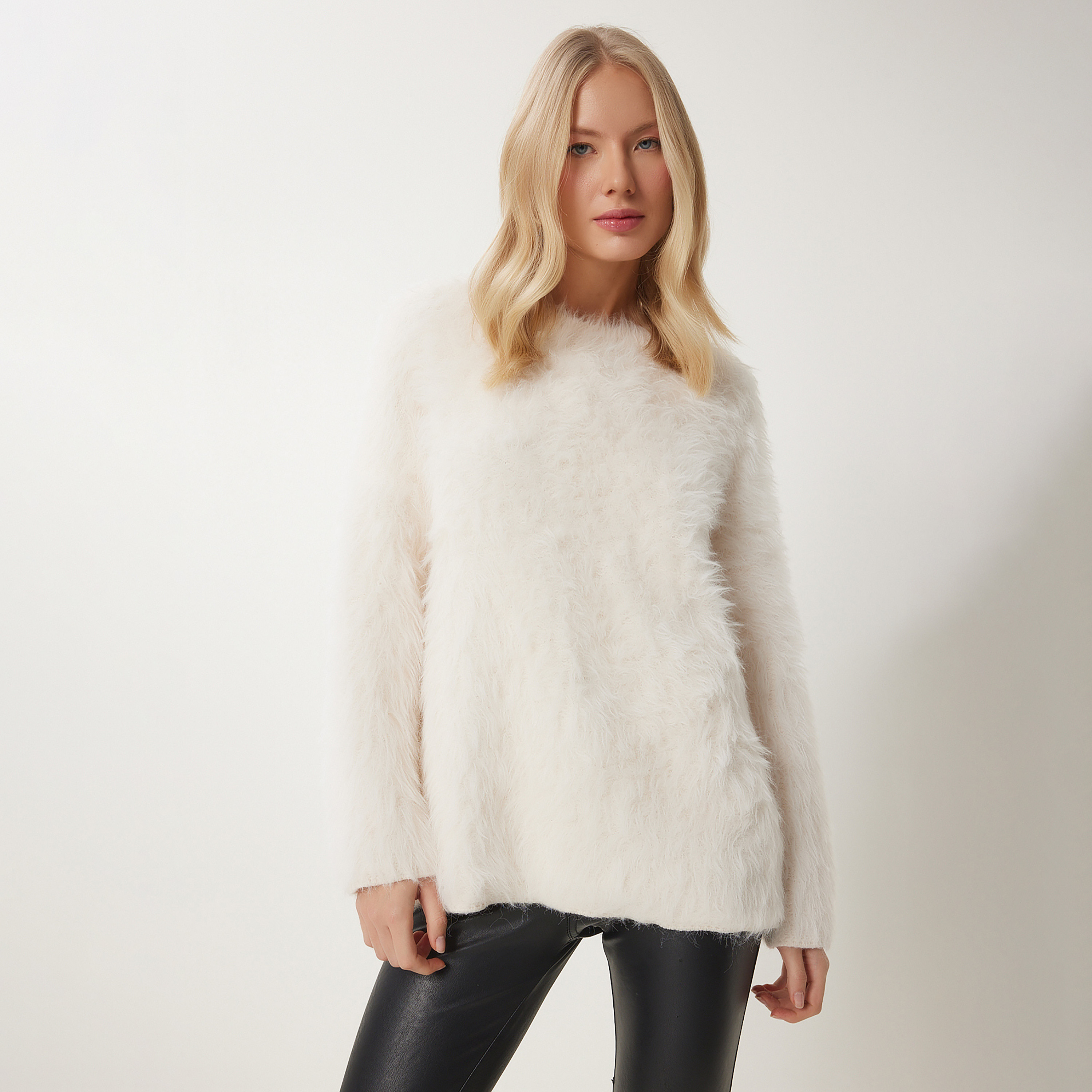 سترة نسائية بيضاء من فرو صناعي من إسطنبول من السعادة-women-clothing-cardigansandjumpers-jumpers-image-4