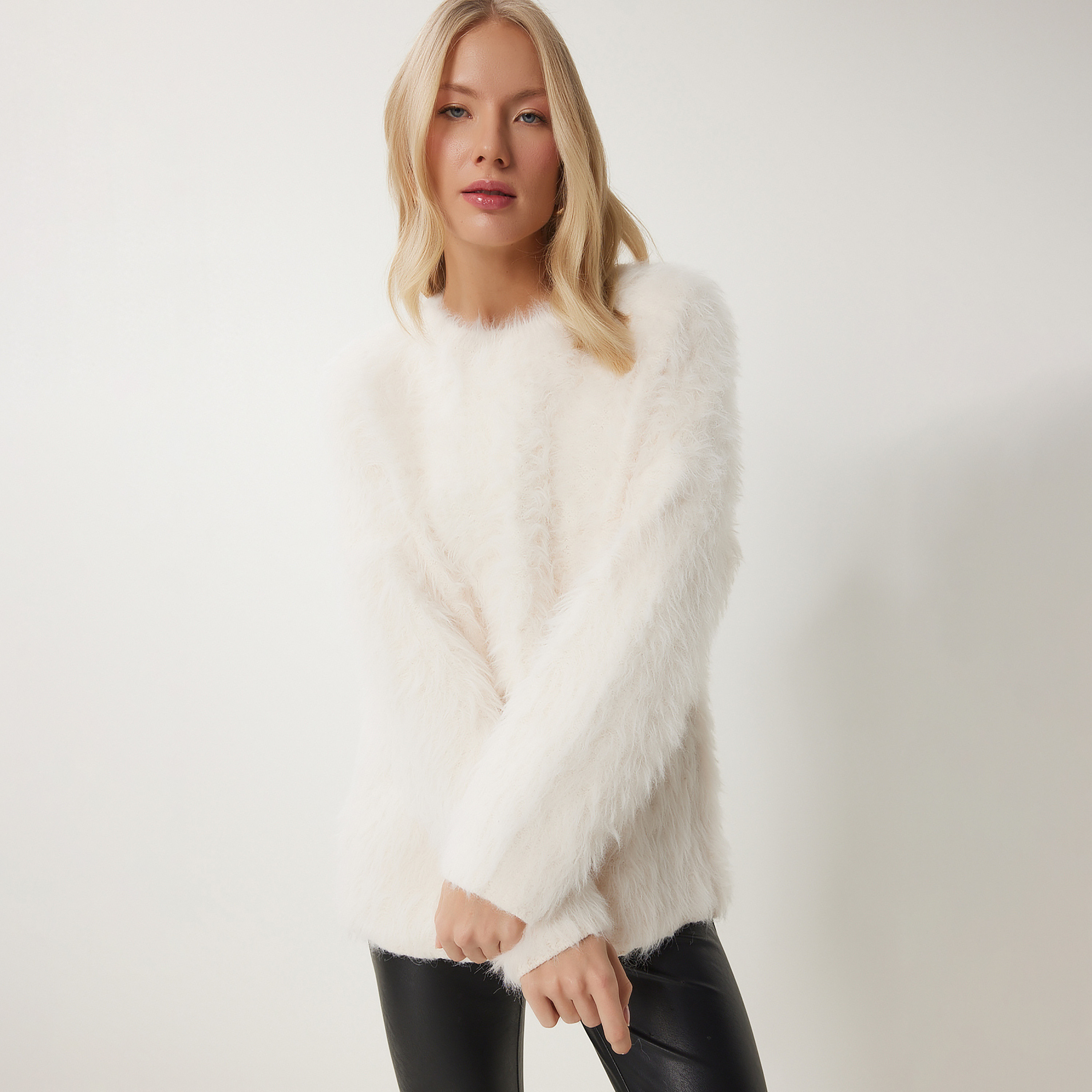 سترة نسائية بيضاء من فرو صناعي من إسطنبول من السعادة-women-clothing-cardigansandjumpers-jumpers-image-2