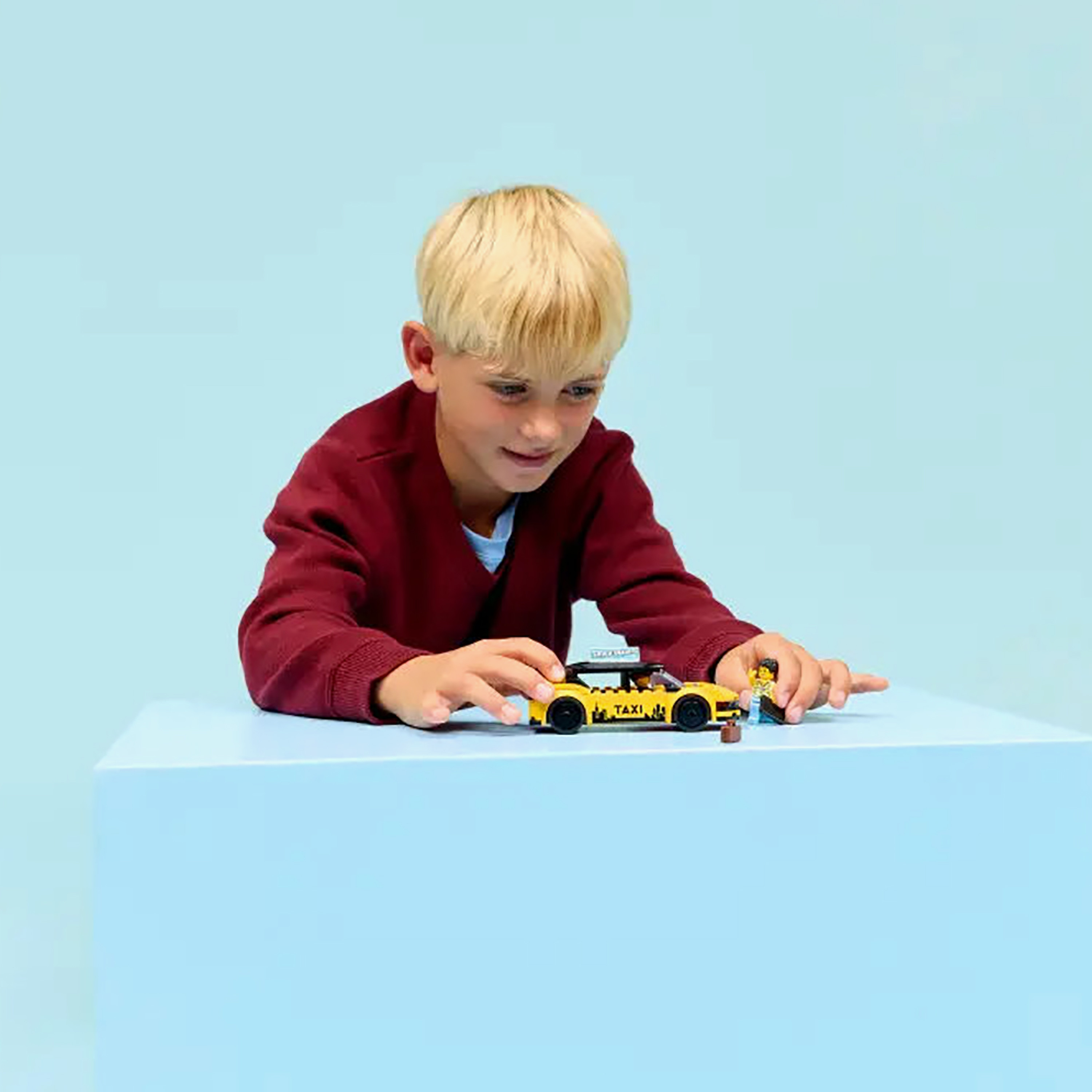 طقم نموذج سيارة تاكسي أصفر مع شخصيتين صغيرتين سيتي 60487 من ليغو-toys-buildingblocks-blocks-image-3